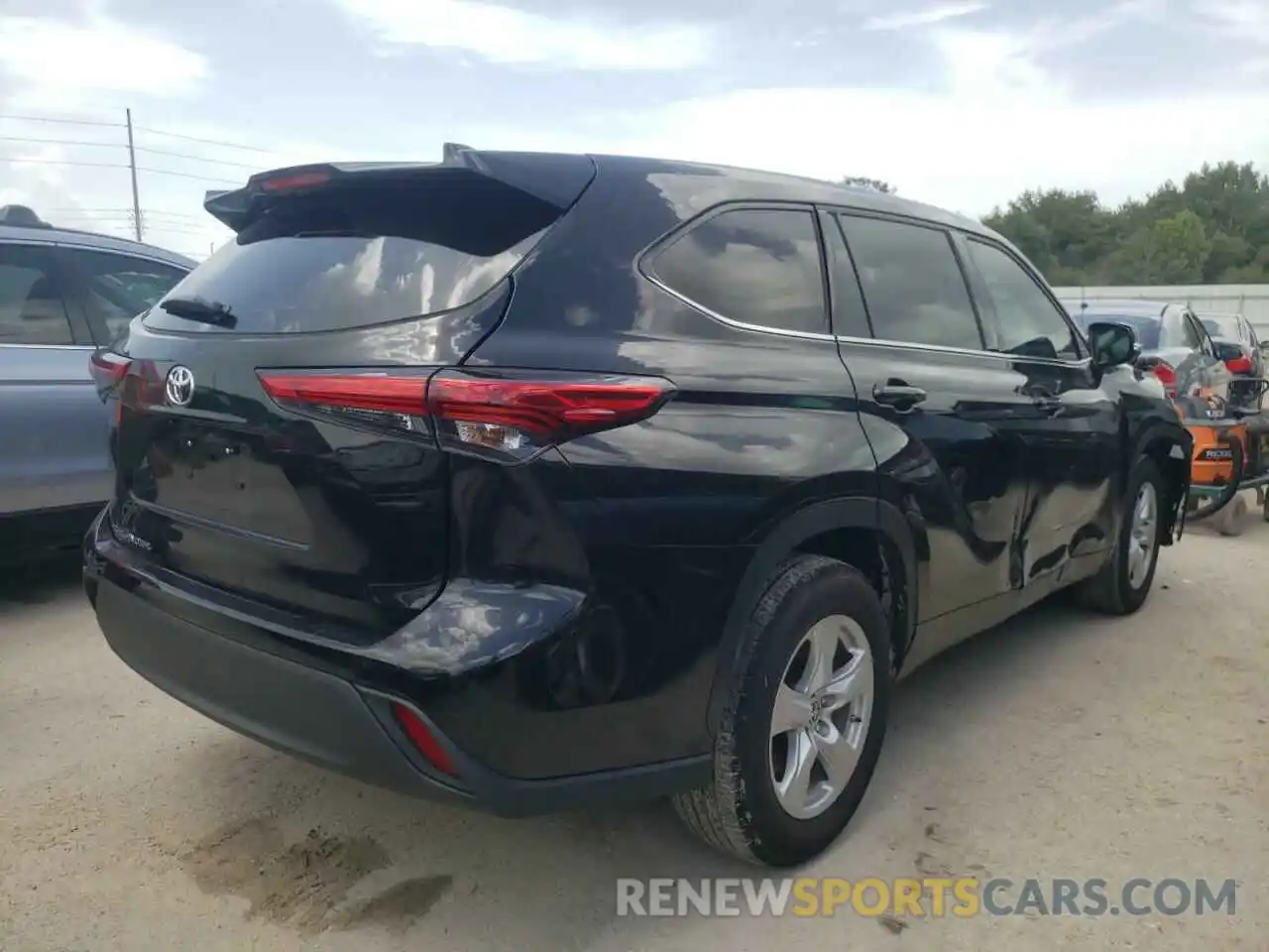 4 Photograph of a damaged car 5TDCZRAHXMS537845 TOYOTA HIGHLANDER 2021