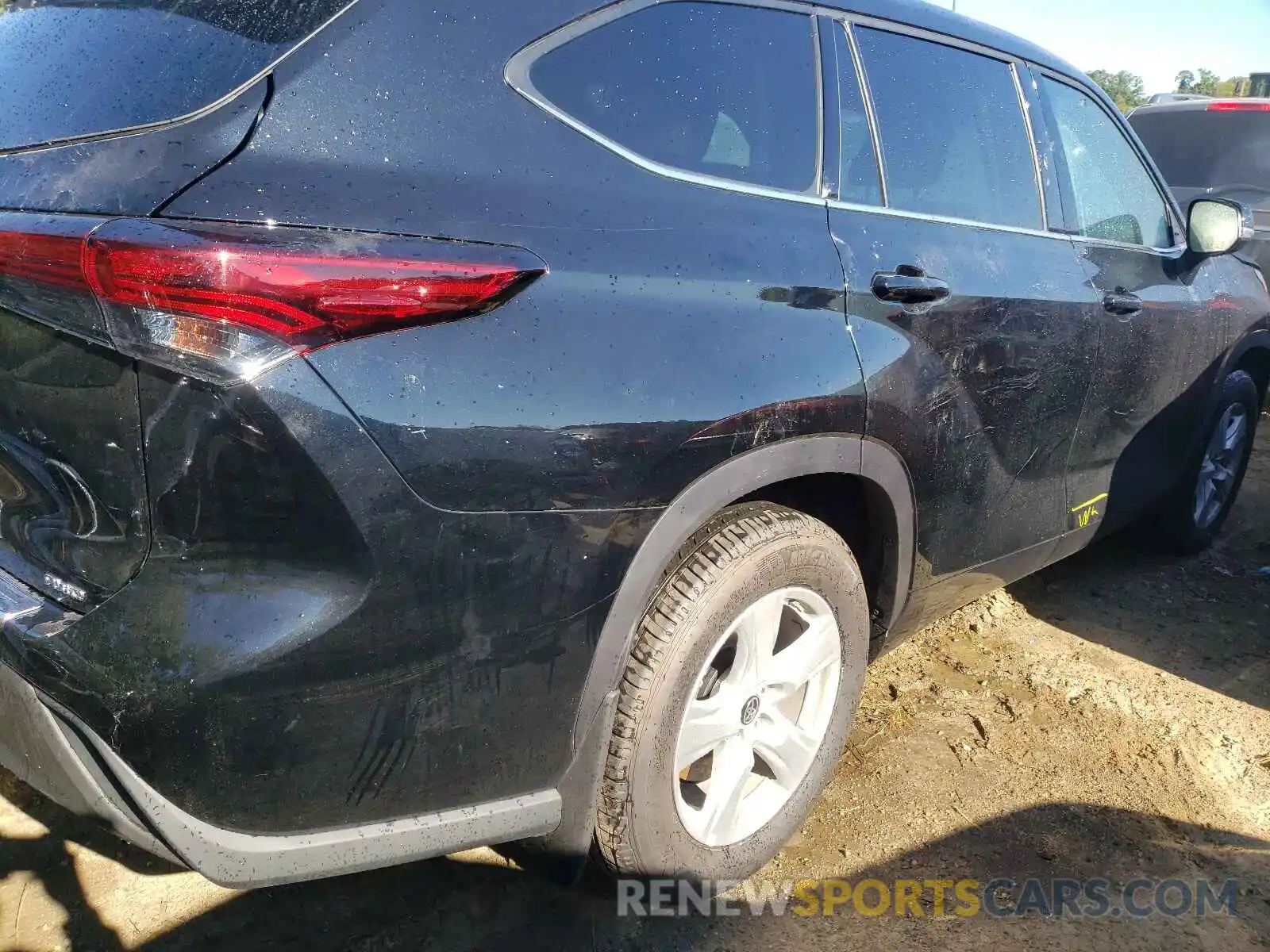 4 Photograph of a damaged car 5TDCZRBH9MS137662 TOYOTA HIGHLANDER 2021