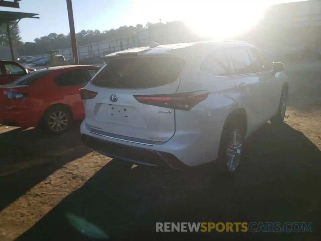 4 Photograph of a damaged car 5TDDBRCH1MS047607 TOYOTA HIGHLANDER 2021