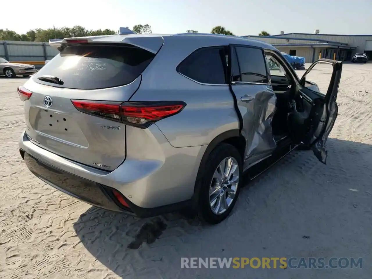 4 Photograph of a damaged car 5TDDBRCH5MS018028 TOYOTA HIGHLANDER 2021