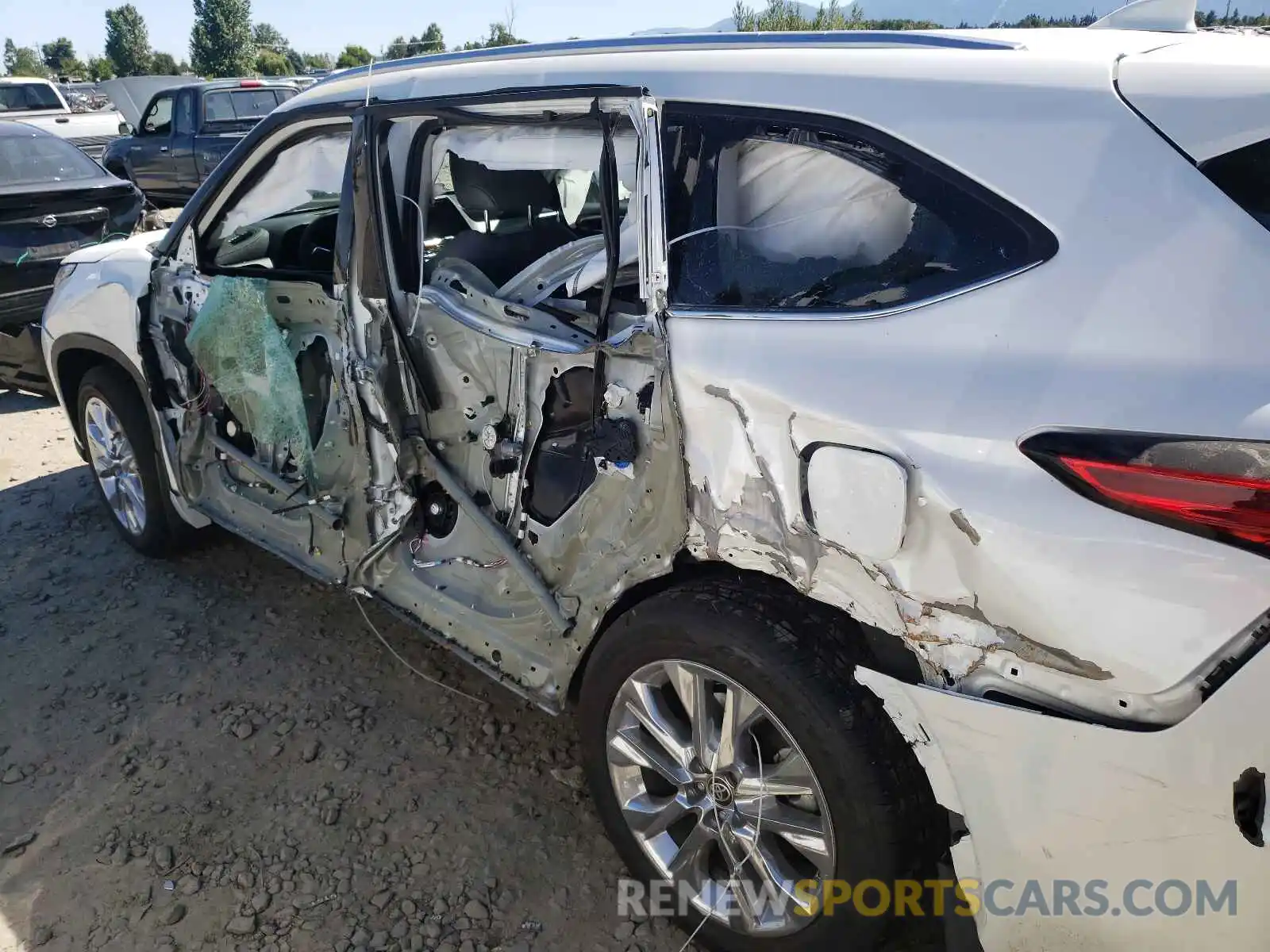 9 Photograph of a damaged car 5TDDZRBH4MS082008 TOYOTA HIGHLANDER 2021