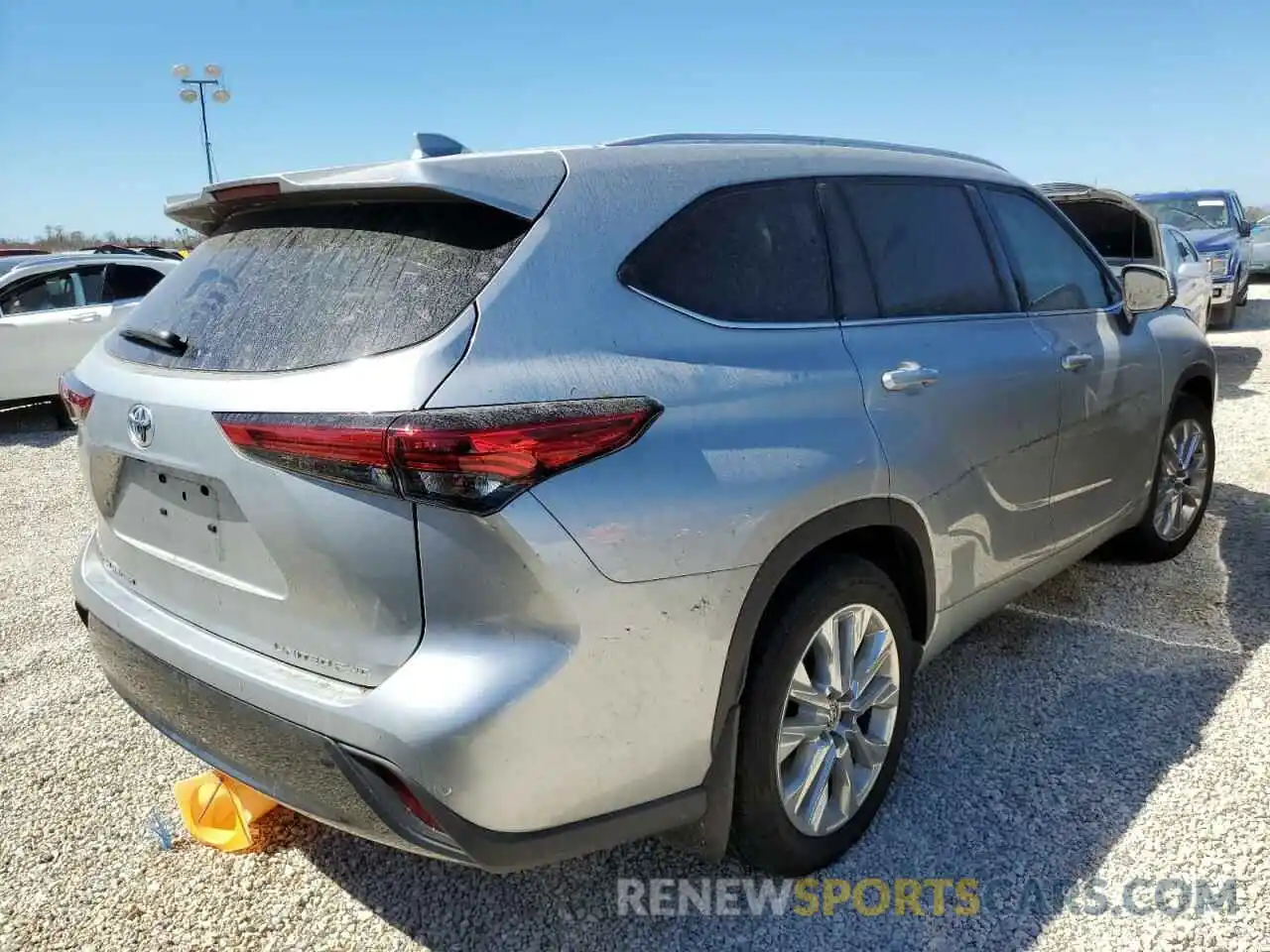 4 Photograph of a damaged car 5TDDZRBH4MS082476 TOYOTA HIGHLANDER 2021