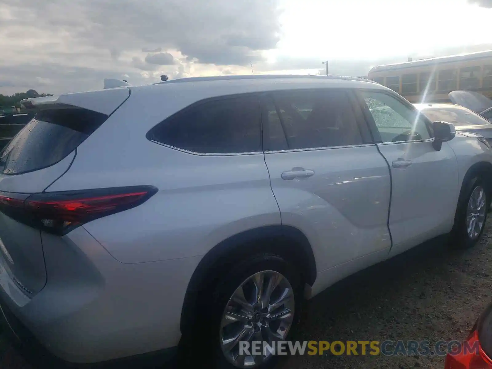 4 Photograph of a damaged car 5TDDZRBH6MS141298 TOYOTA HIGHLANDER 2021