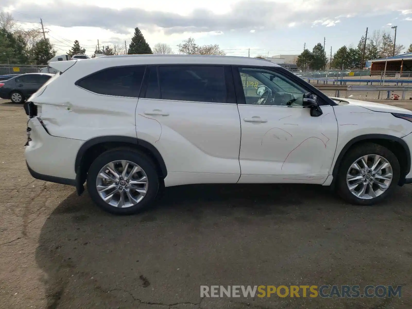 9 Photograph of a damaged car 5TDDZRBH9MS527083 TOYOTA HIGHLANDER 2021