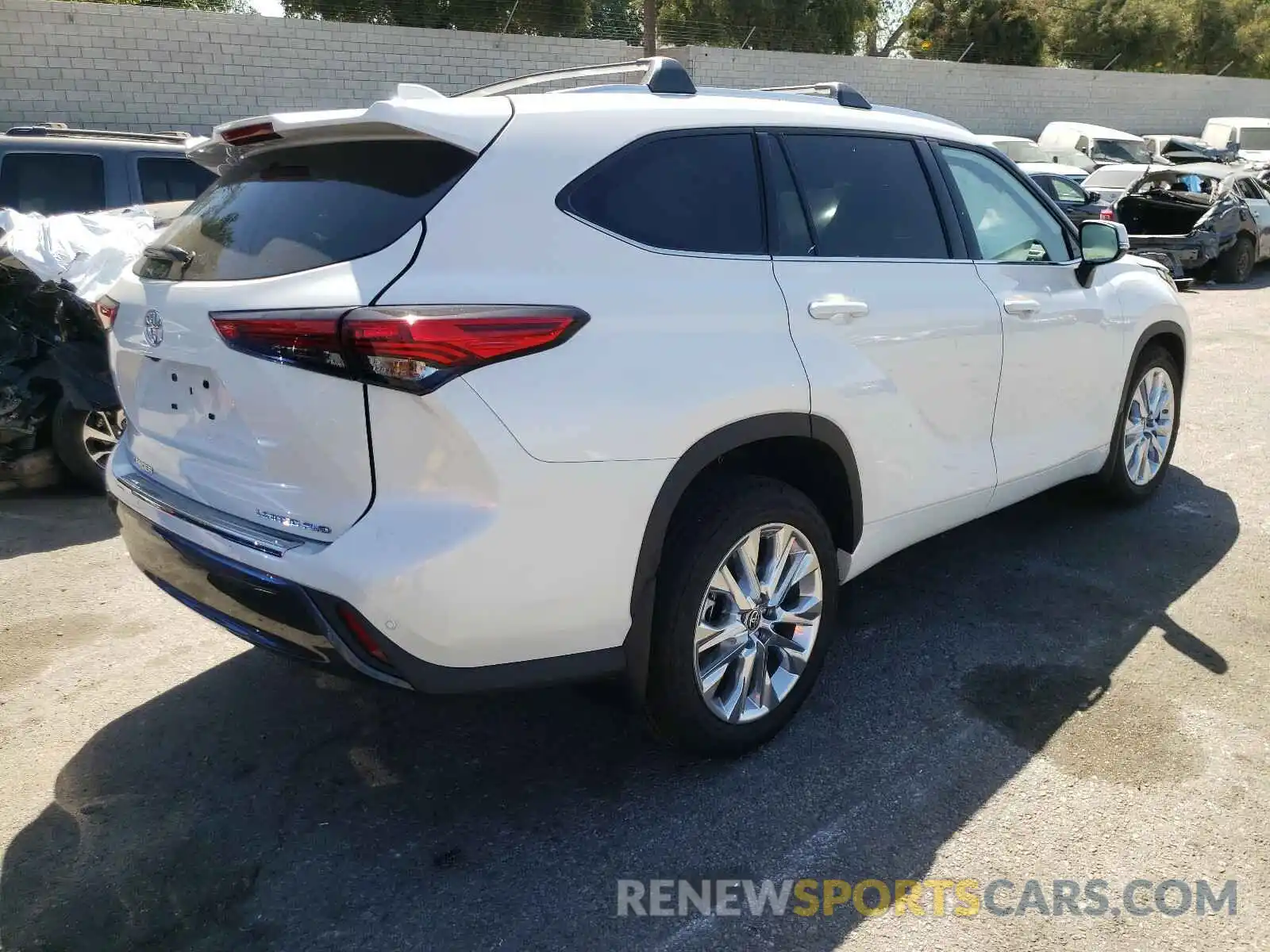 4 Photograph of a damaged car 5TDDZRBHXMS531255 TOYOTA HIGHLANDER 2021