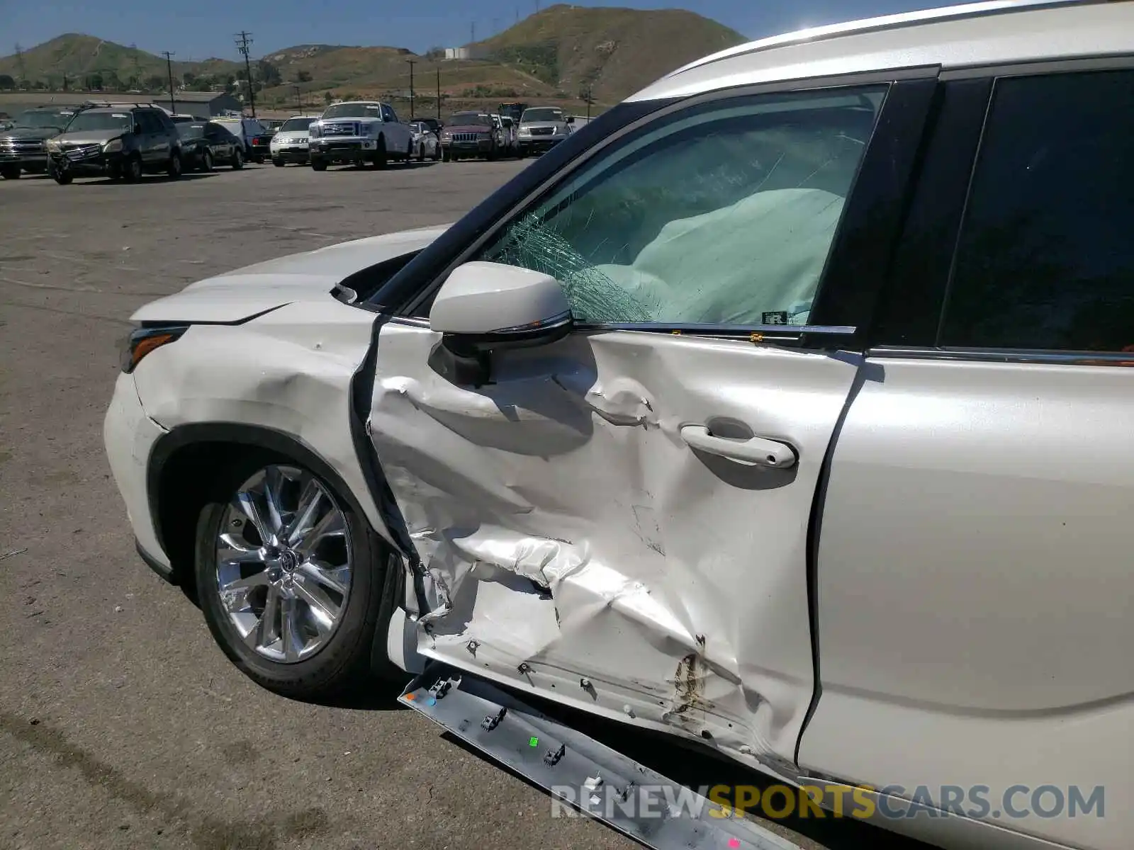 9 Photograph of a damaged car 5TDDZRBHXMS531255 TOYOTA HIGHLANDER 2021