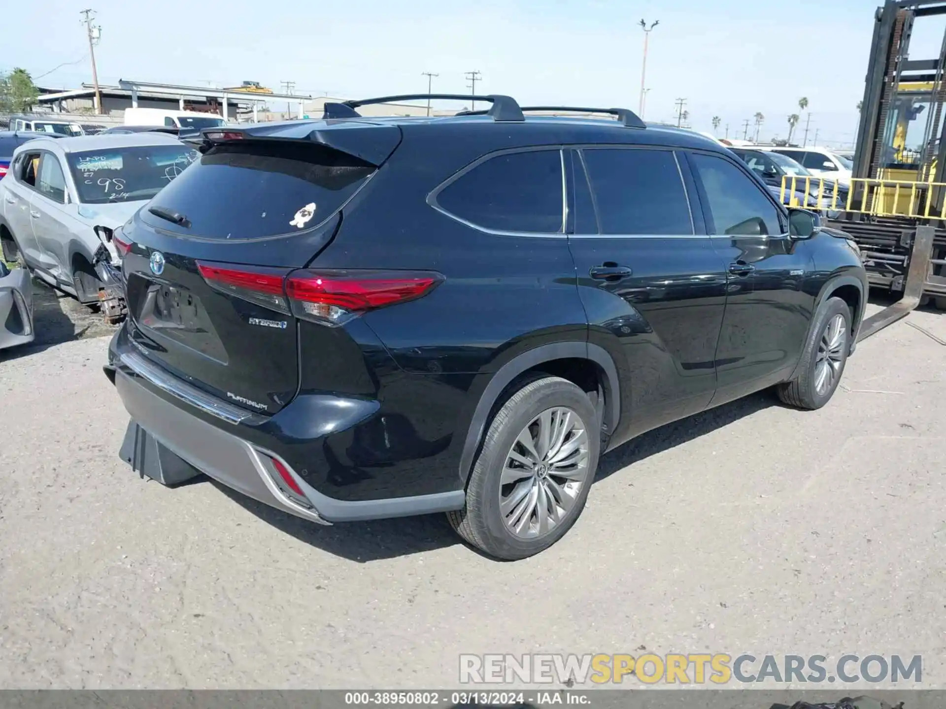 4 Photograph of a damaged car 5TDFARAH8MS007023 TOYOTA HIGHLANDER 2021