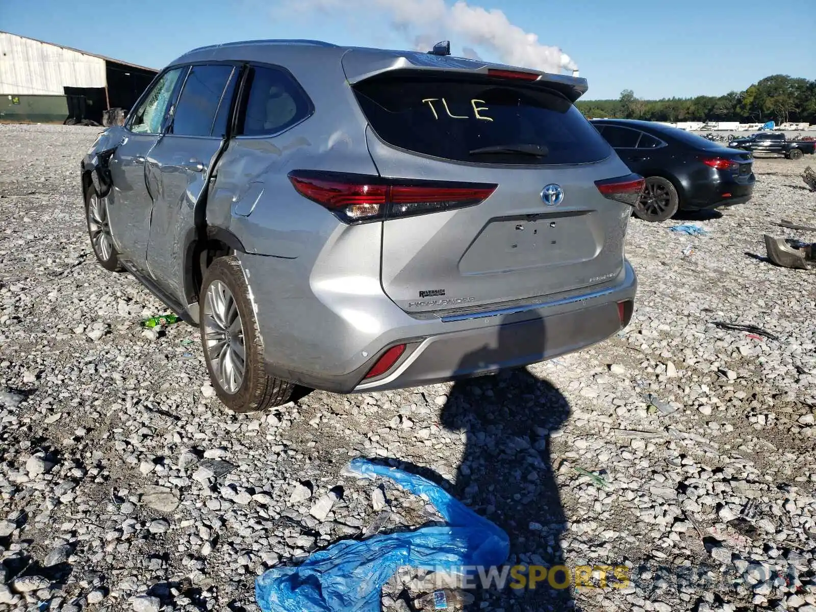 3 Photograph of a damaged car 5TDFARAHXMS005502 TOYOTA HIGHLANDER 2021