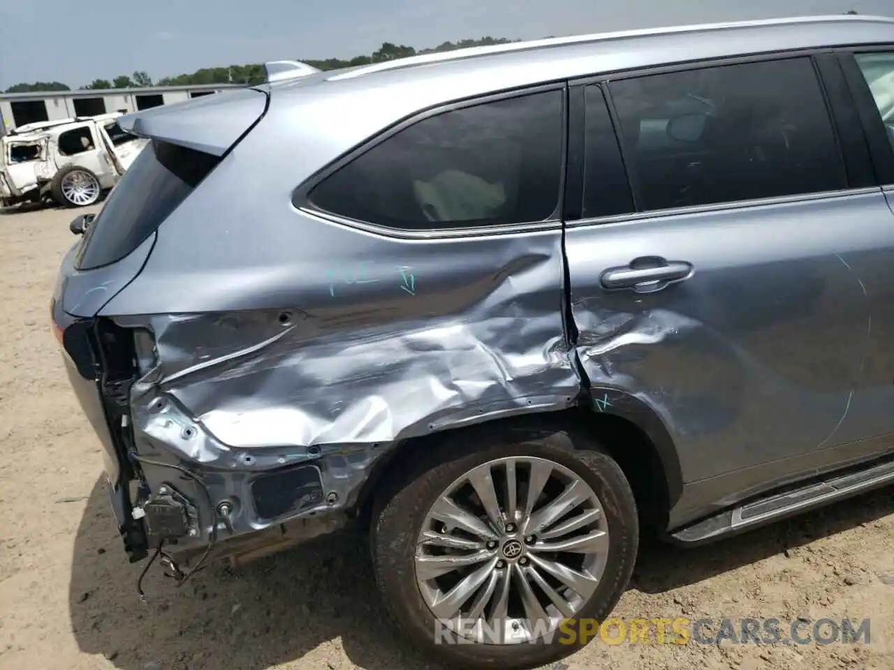 9 Photograph of a damaged car 5TDFZRAH9MS035583 TOYOTA HIGHLANDER 2021