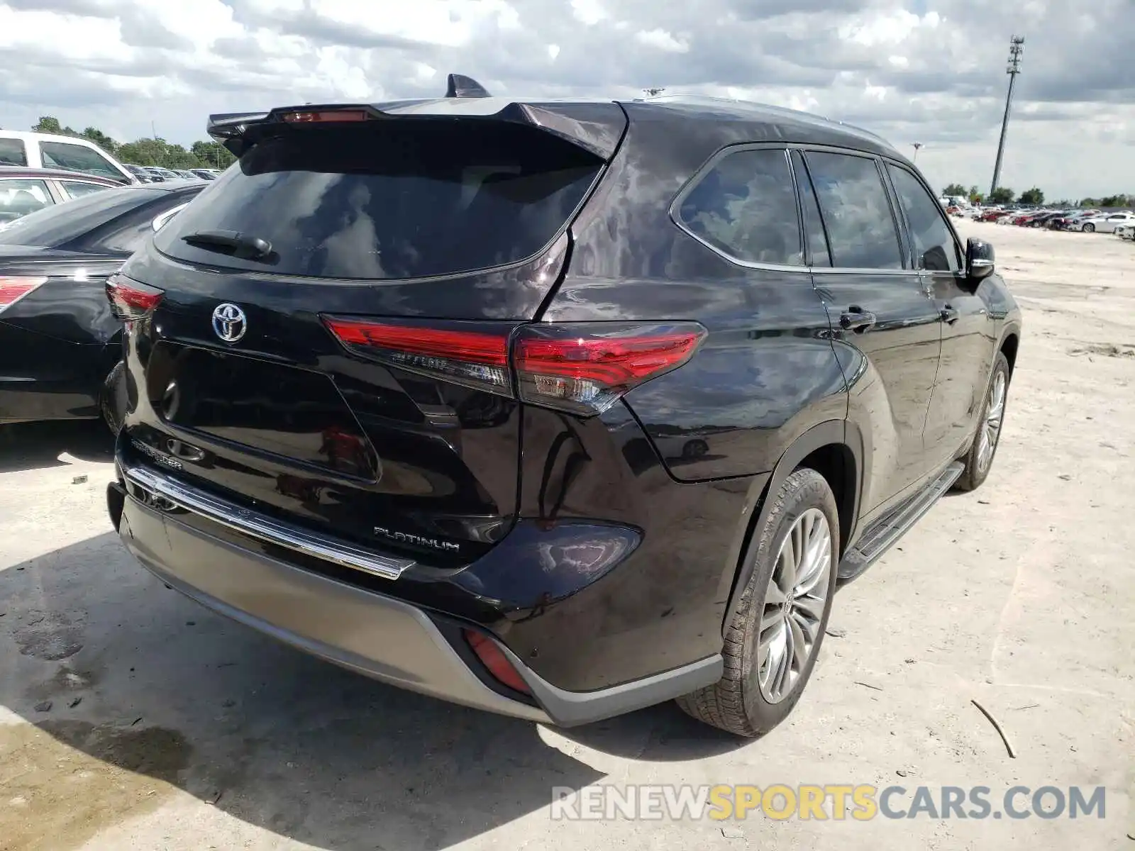 4 Photograph of a damaged car 5TDFZRAH9MS040976 TOYOTA HIGHLANDER 2021