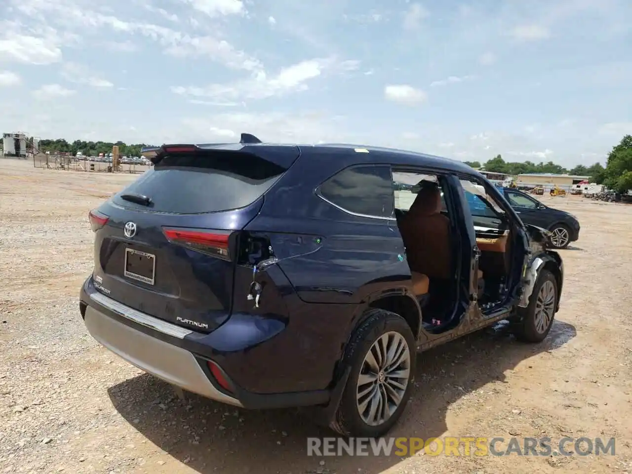 4 Photograph of a damaged car 5TDFZRAHXMS035608 TOYOTA HIGHLANDER 2021