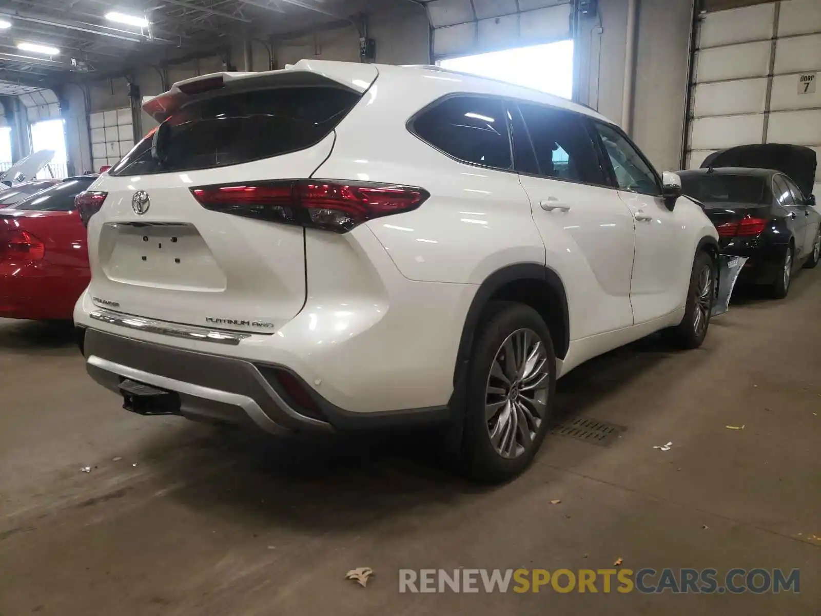 4 Photograph of a damaged car 5TDFZRBH0MS097548 TOYOTA HIGHLANDER 2021