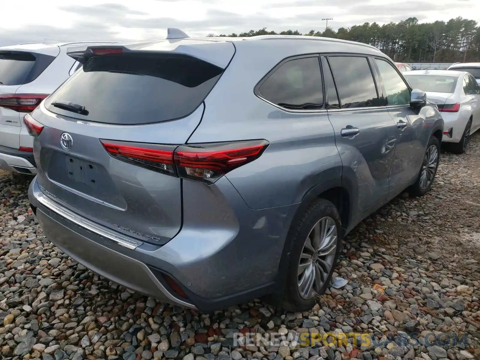 4 Photograph of a damaged car 5TDFZRBHXMS075086 TOYOTA HIGHLANDER 2021