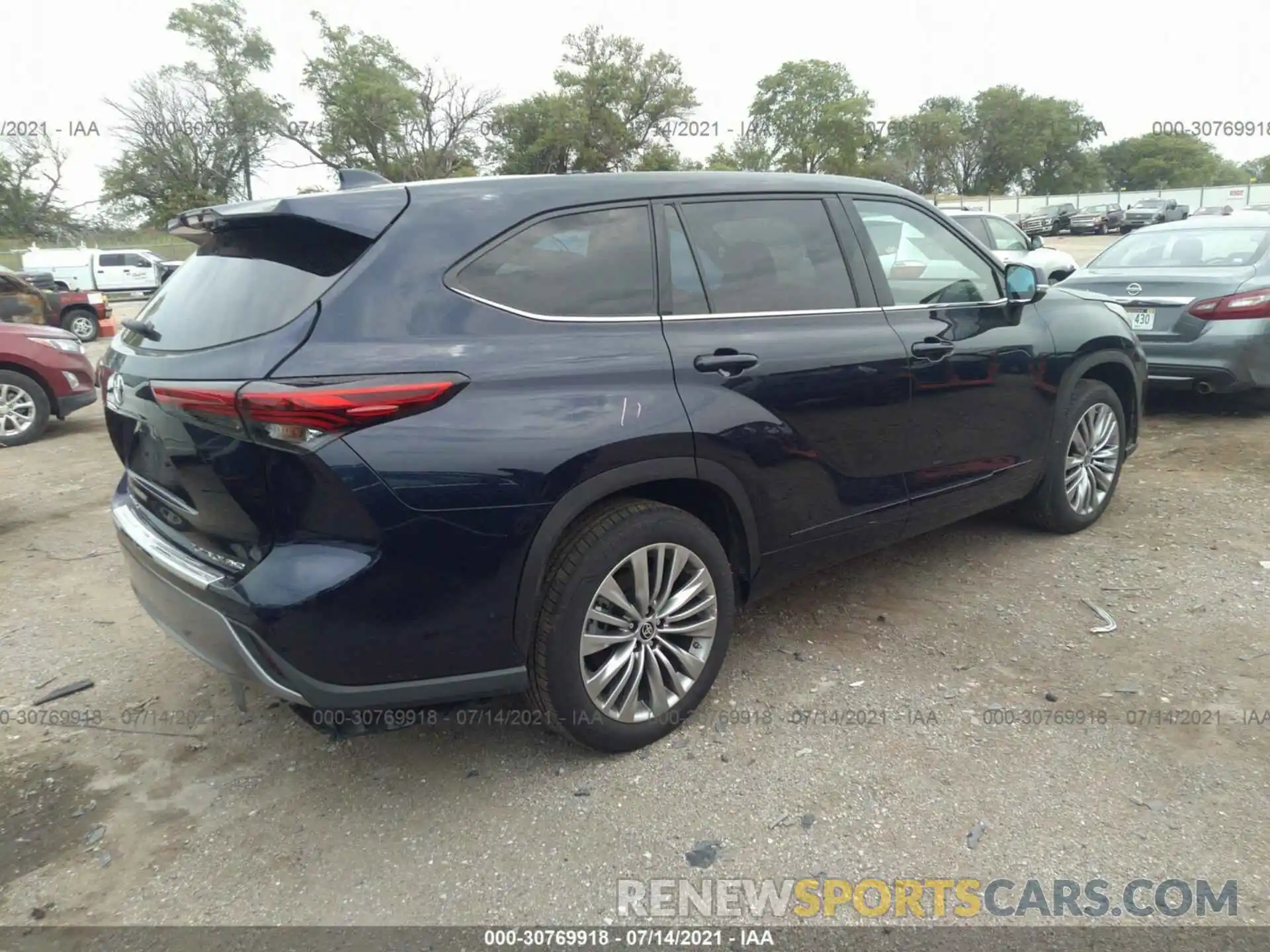 4 Photograph of a damaged car 5TDFZRBHXMS087593 TOYOTA HIGHLANDER 2021