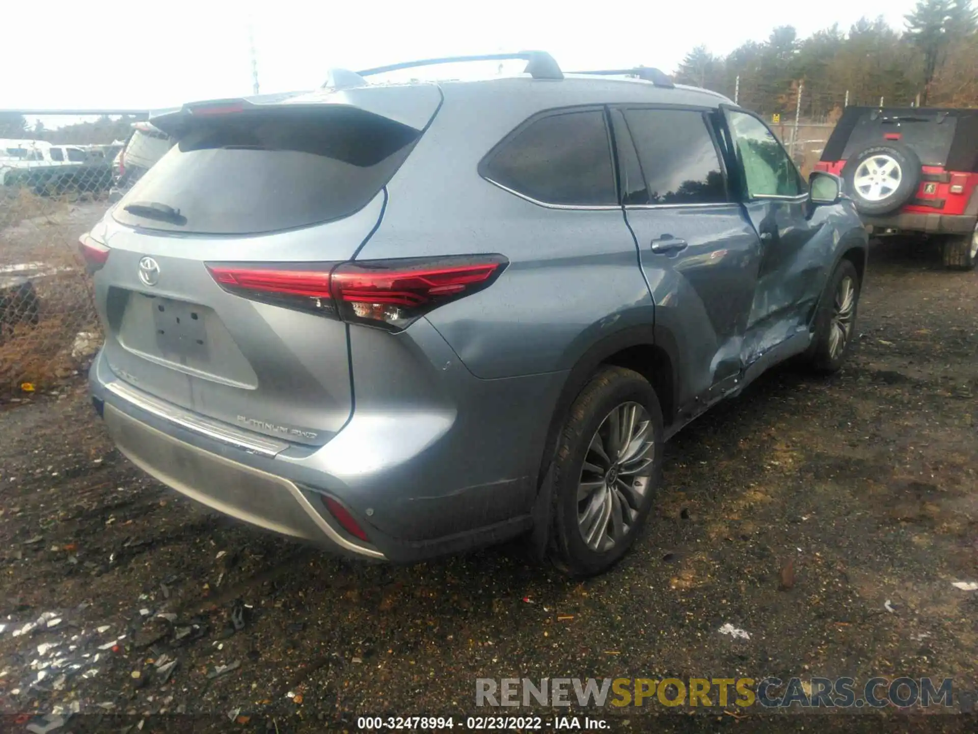 4 Photograph of a damaged car 5TDFZRBHXMS112296 TOYOTA HIGHLANDER 2021