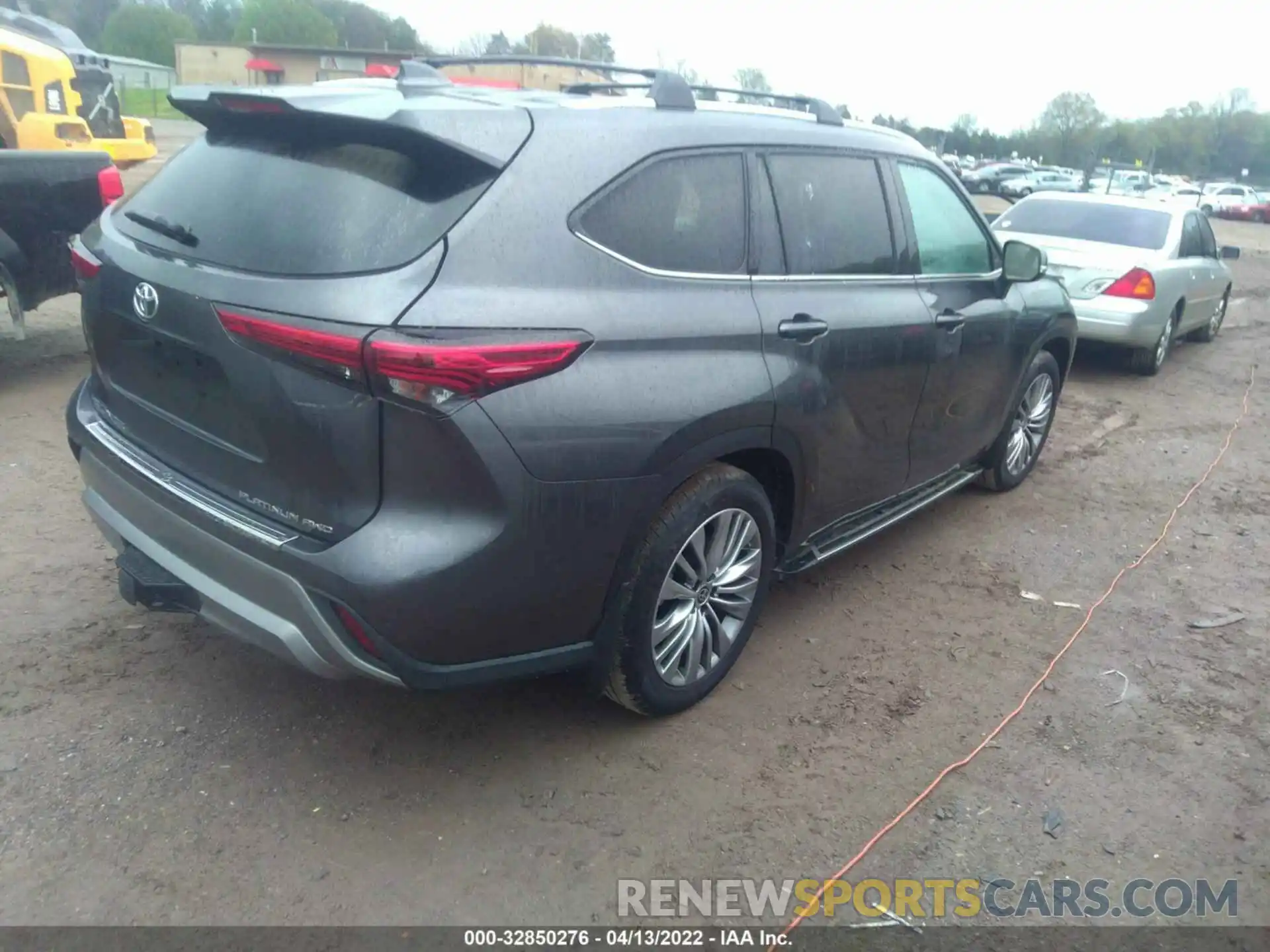 4 Photograph of a damaged car 5TDFZRBHXMS112461 TOYOTA HIGHLANDER 2021