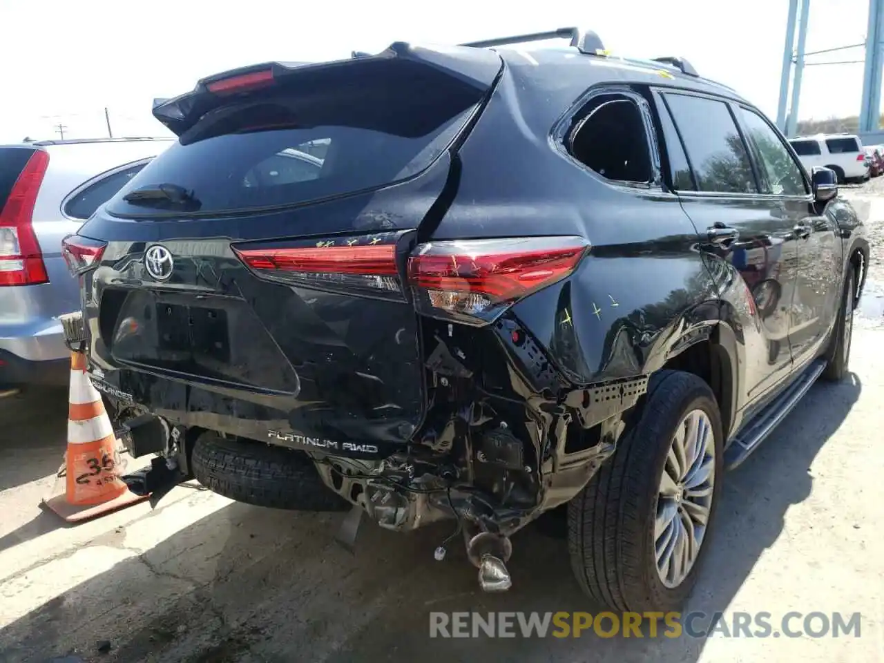 4 Photograph of a damaged car 5TDFZRBHXMS124674 TOYOTA HIGHLANDER 2021