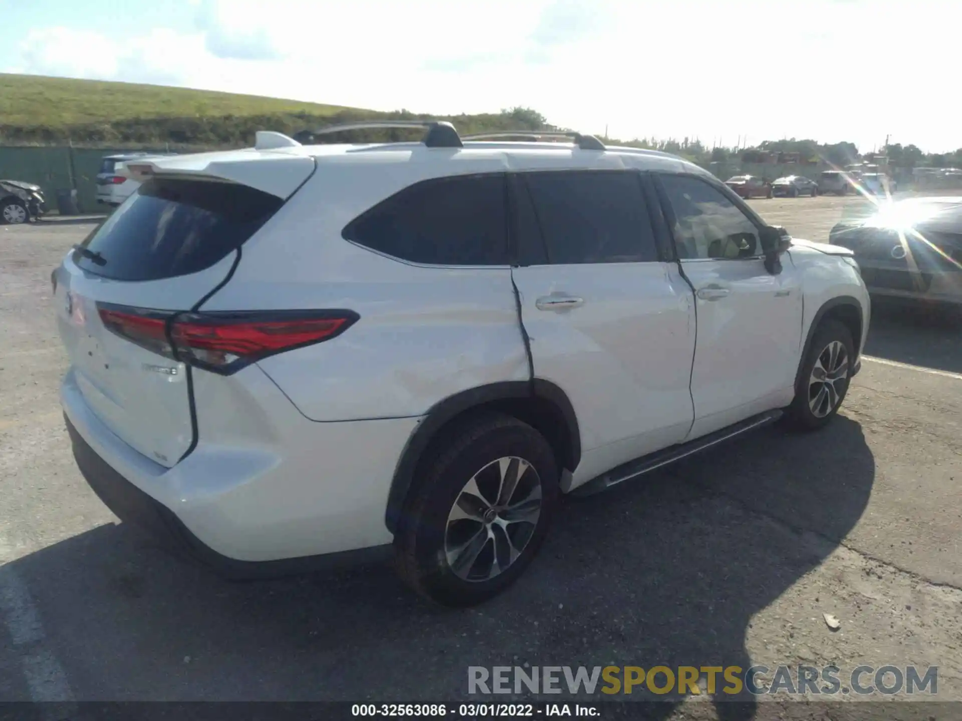 4 Photograph of a damaged car 5TDGARAH3MS507014 TOYOTA HIGHLANDER 2021