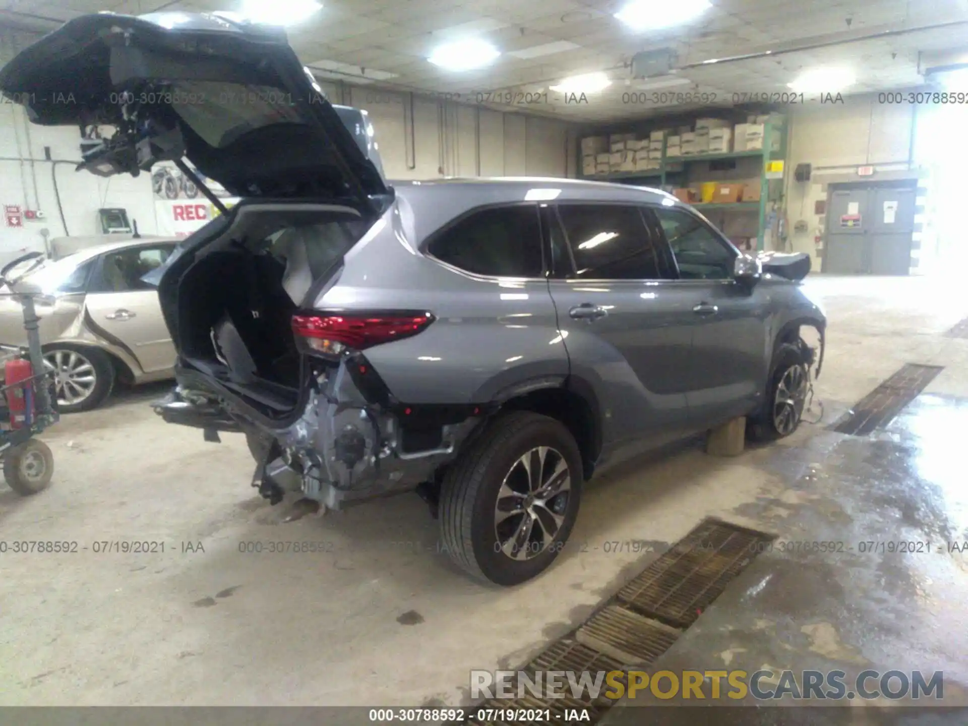 4 Photograph of a damaged car 5TDGBRCH4MS026196 TOYOTA HIGHLANDER 2021