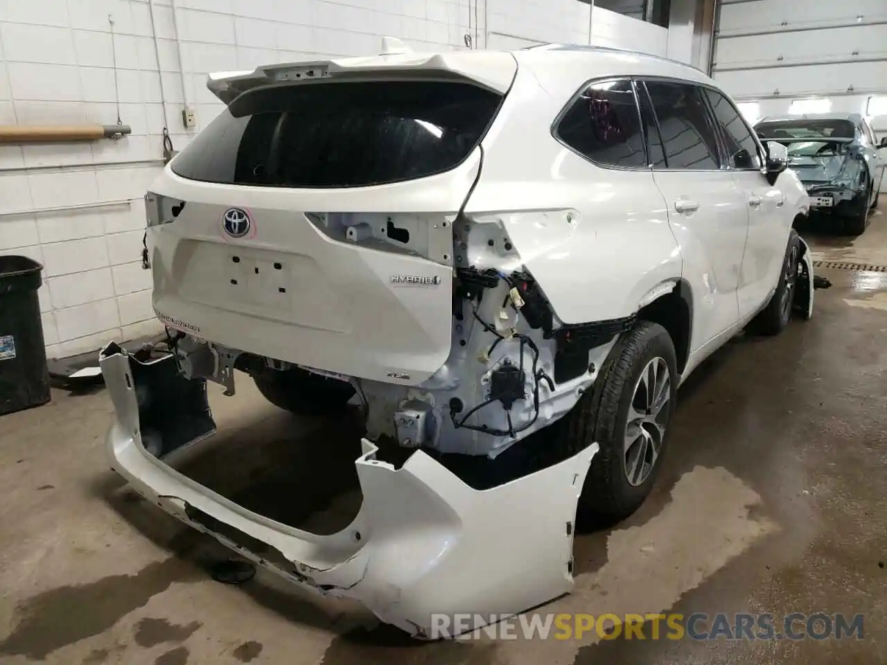 4 Photograph of a damaged car 5TDGBRCH5MS035943 TOYOTA HIGHLANDER 2021