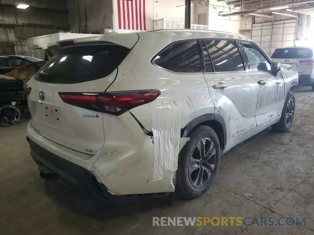 4 Photograph of a damaged car 5TDGBRCH5MS532362 TOYOTA HIGHLANDER 2021