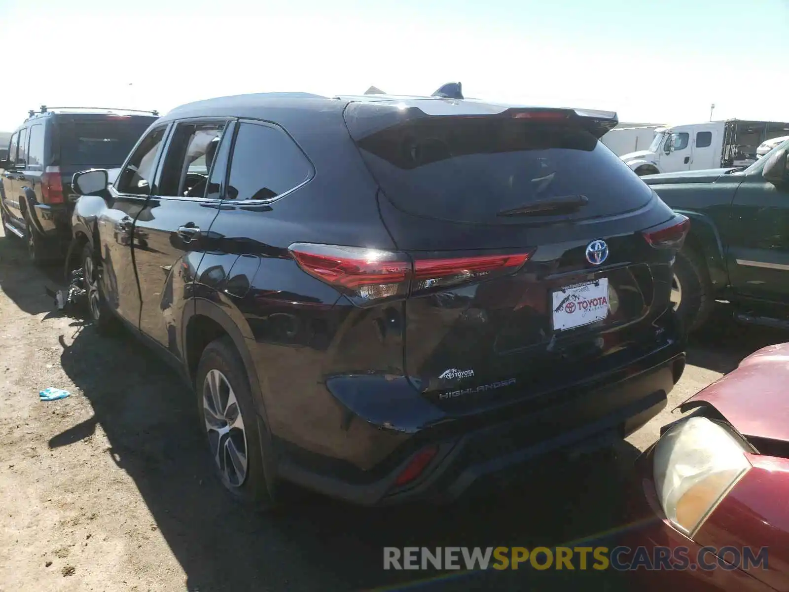 3 Photograph of a damaged car 5TDGBRCHXMS038627 TOYOTA HIGHLANDER 2021