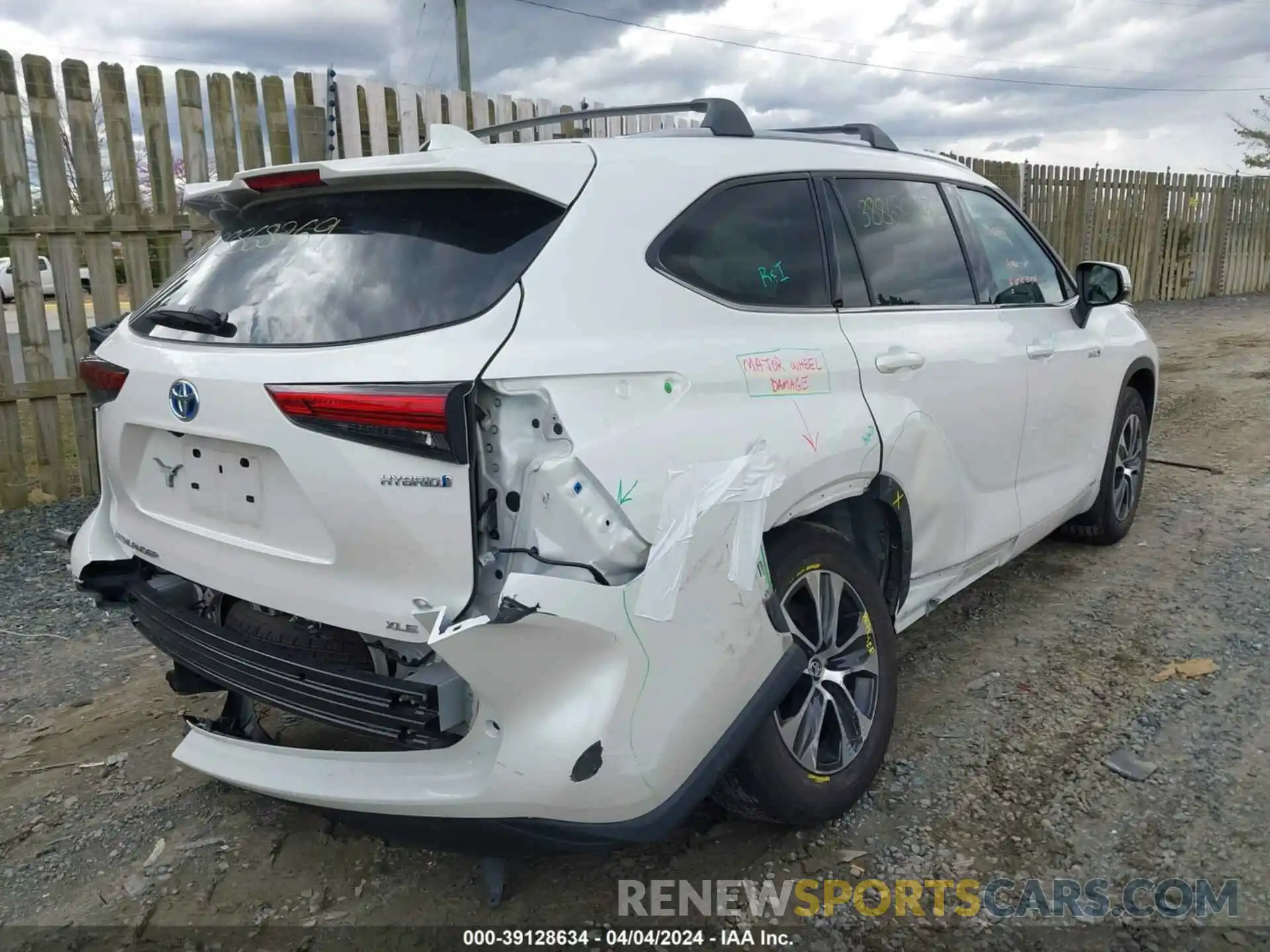4 Photograph of a damaged car 5TDGBRCHXMS059073 TOYOTA HIGHLANDER 2021