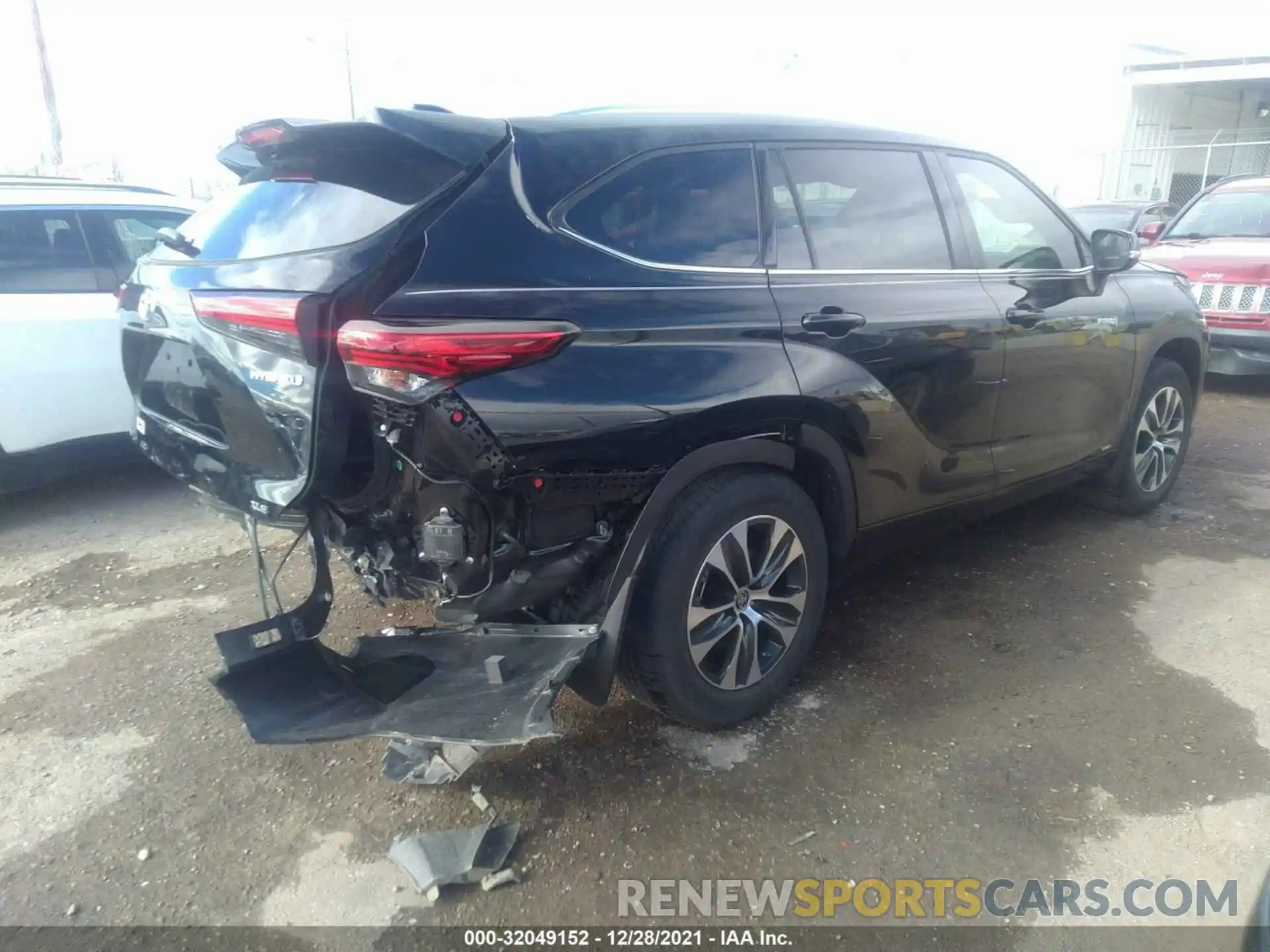 4 Photograph of a damaged car 5TDGBRCHXMS527478 TOYOTA HIGHLANDER 2021