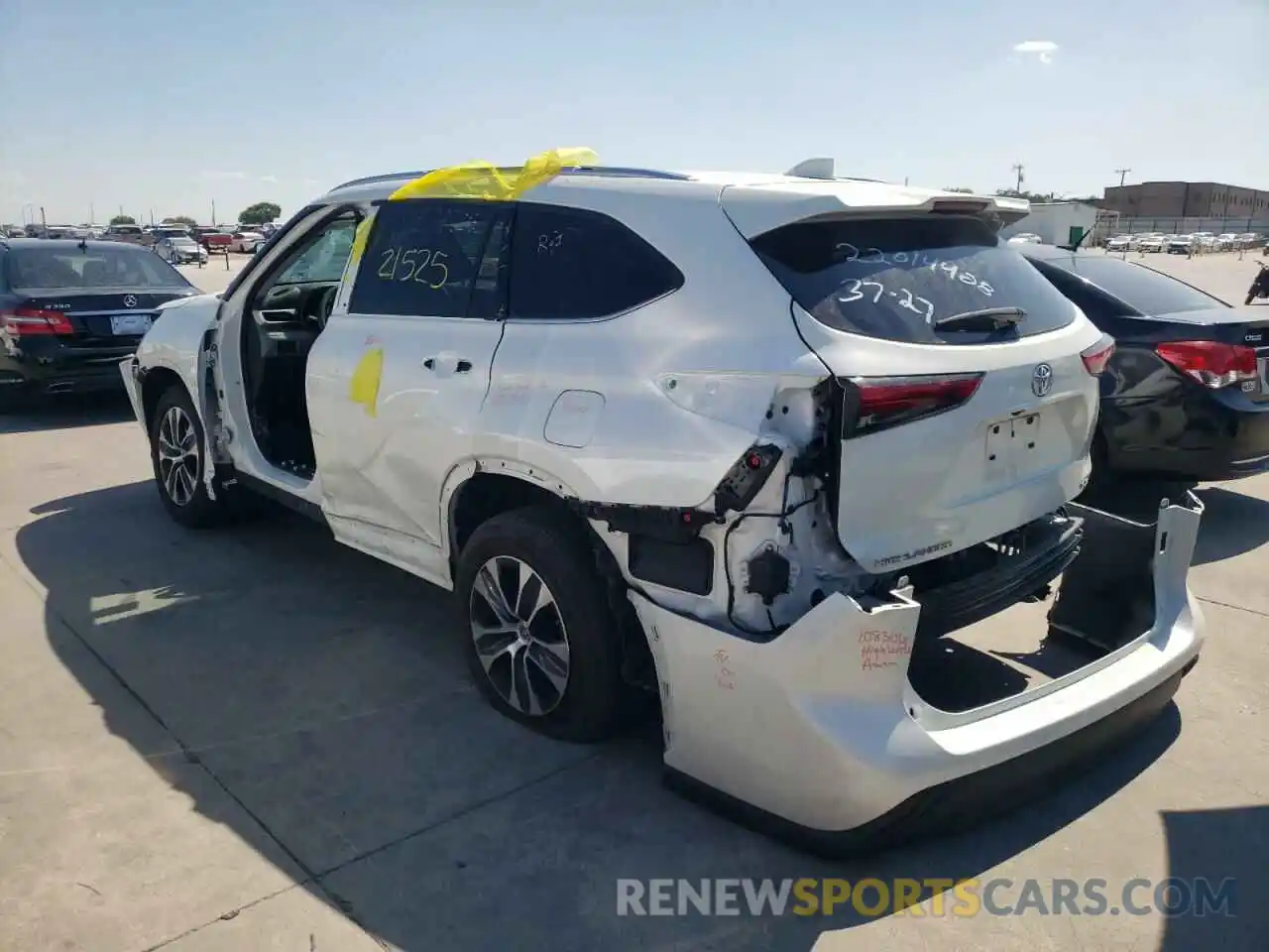 3 Photograph of a damaged car 5TDGZRAH0MS052552 TOYOTA HIGHLANDER 2021