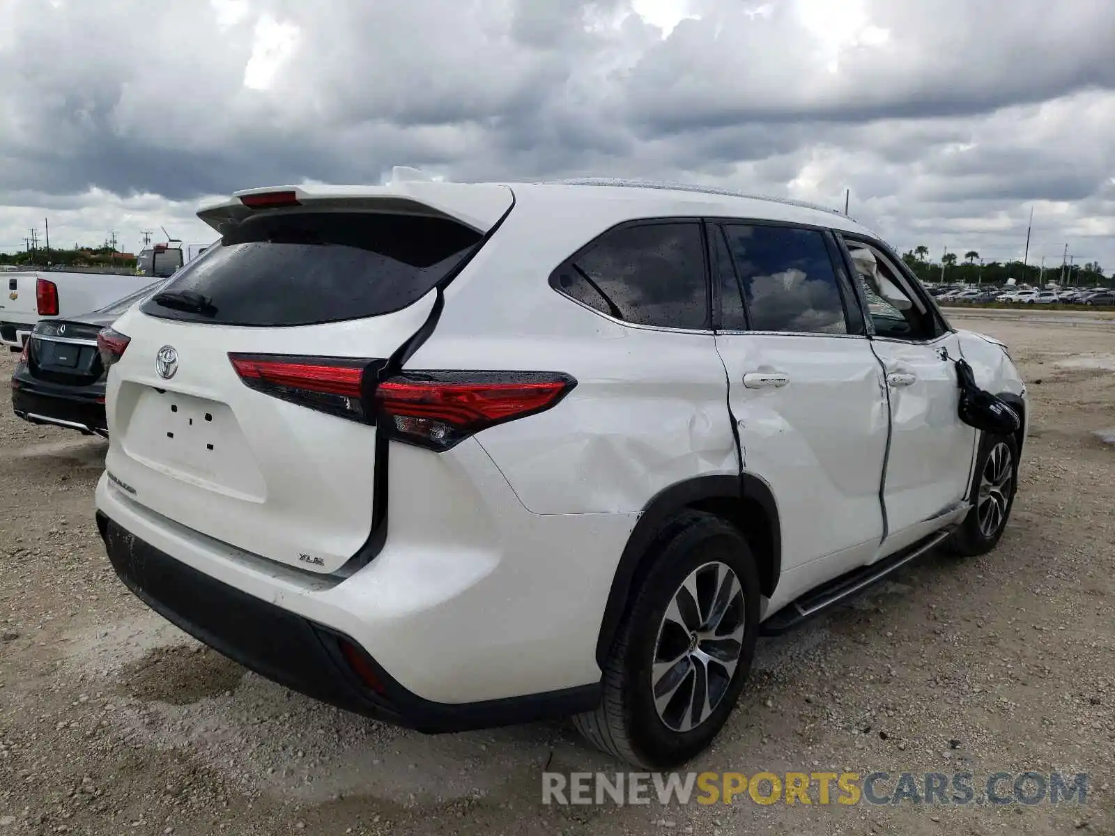 4 Photograph of a damaged car 5TDGZRAH0MS531179 TOYOTA HIGHLANDER 2021