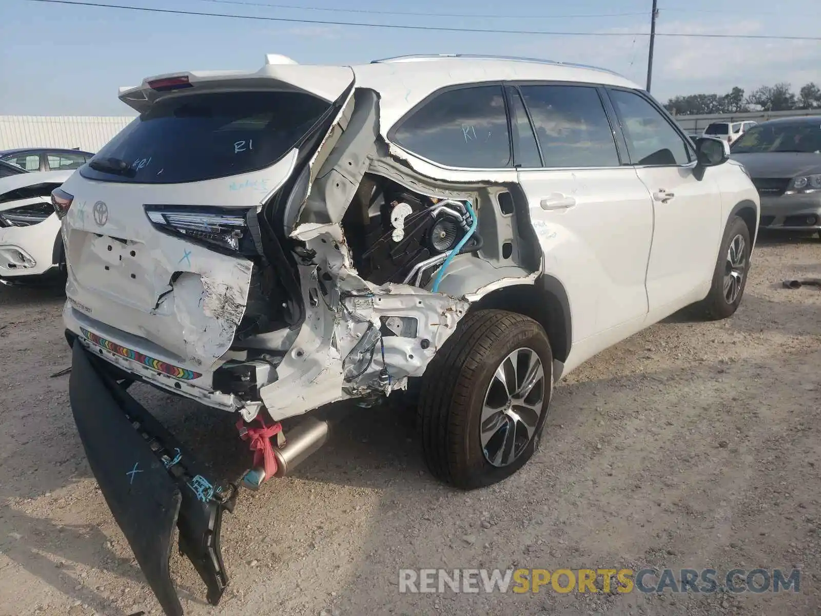 4 Photograph of a damaged car 5TDGZRAH5MS062736 TOYOTA HIGHLANDER 2021