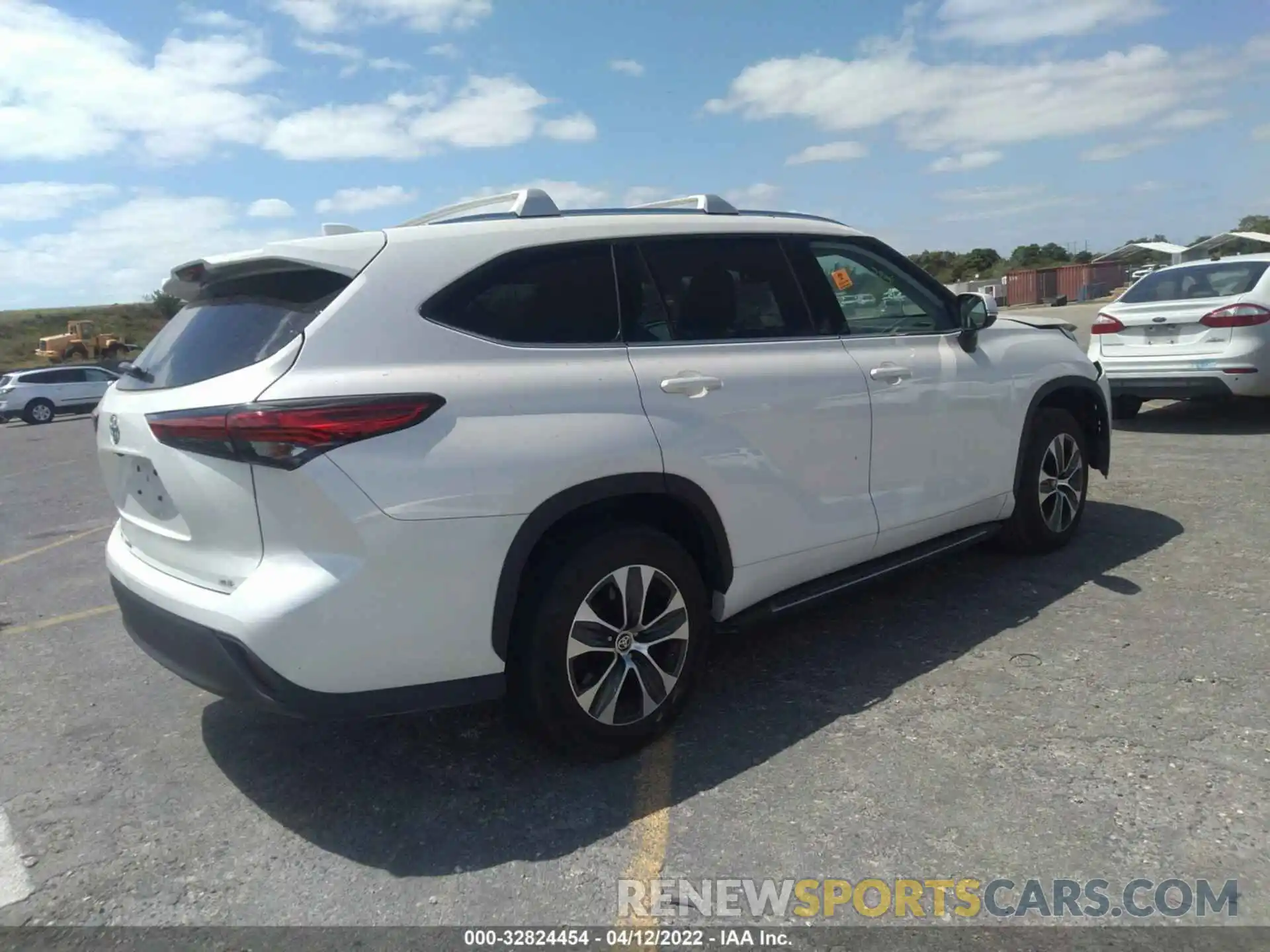 4 Photograph of a damaged car 5TDGZRAH6MS520462 TOYOTA HIGHLANDER 2021