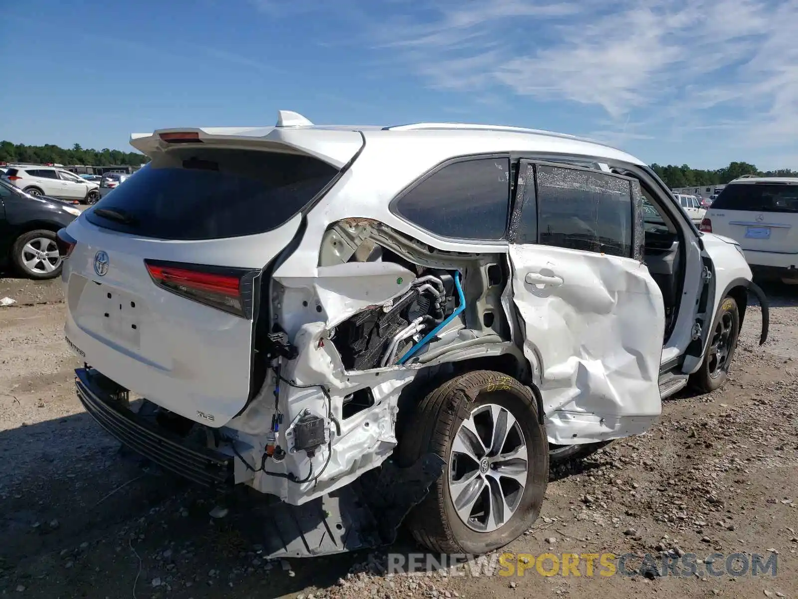 4 Photograph of a damaged car 5TDGZRAH6MS530523 TOYOTA HIGHLANDER 2021