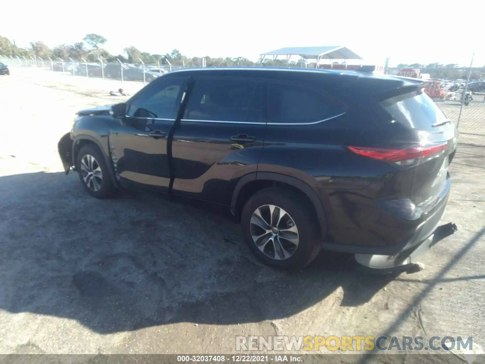 3 Photograph of a damaged car 5TDGZRAH7MS084527 TOYOTA HIGHLANDER 2021