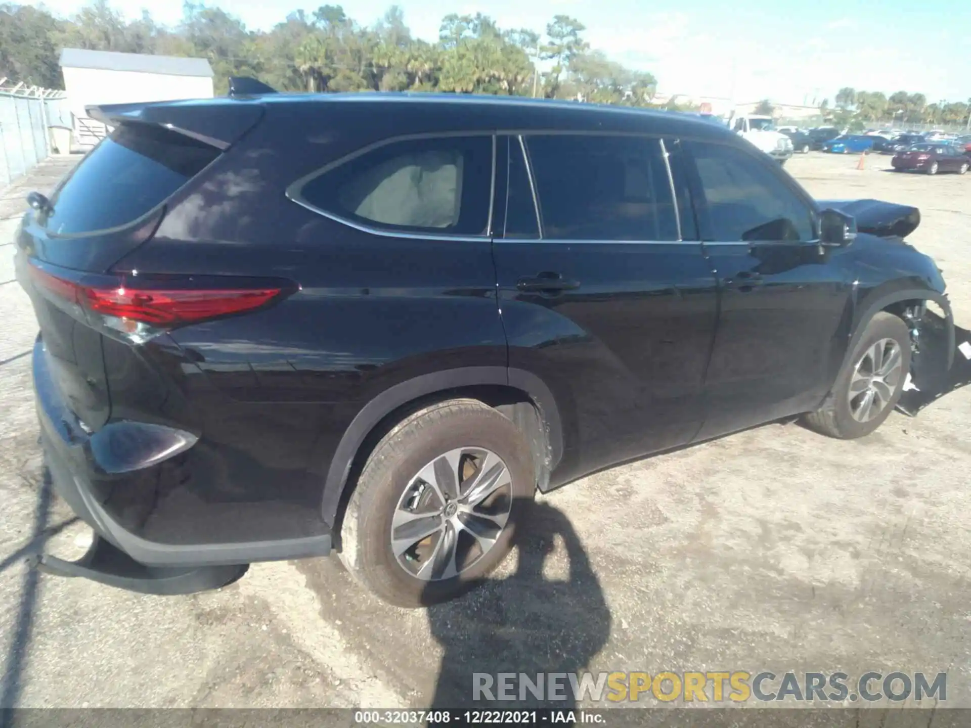 4 Photograph of a damaged car 5TDGZRAH7MS084527 TOYOTA HIGHLANDER 2021