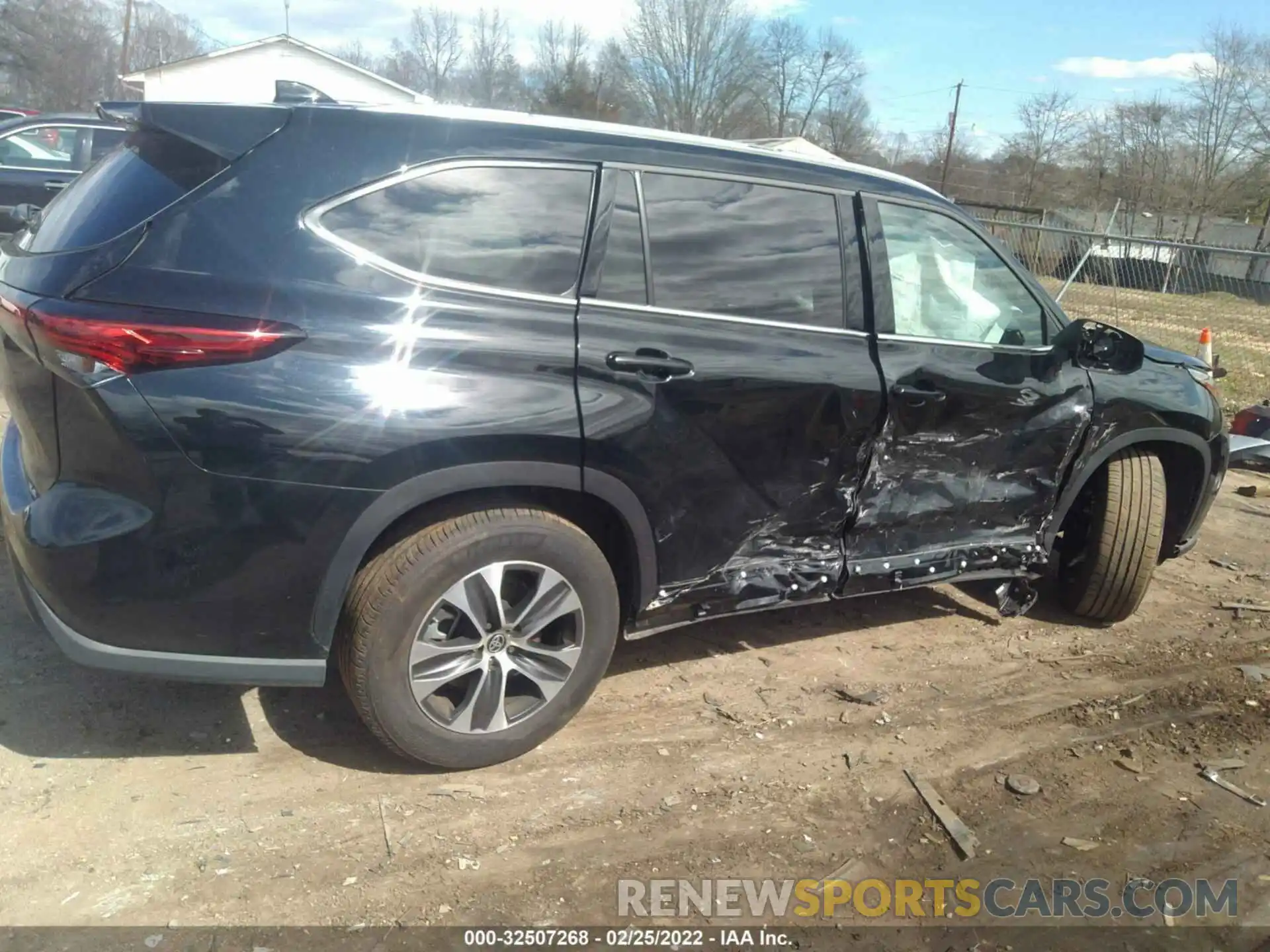 4 Photograph of a damaged car 5TDGZRAH7MS519658 TOYOTA HIGHLANDER 2021