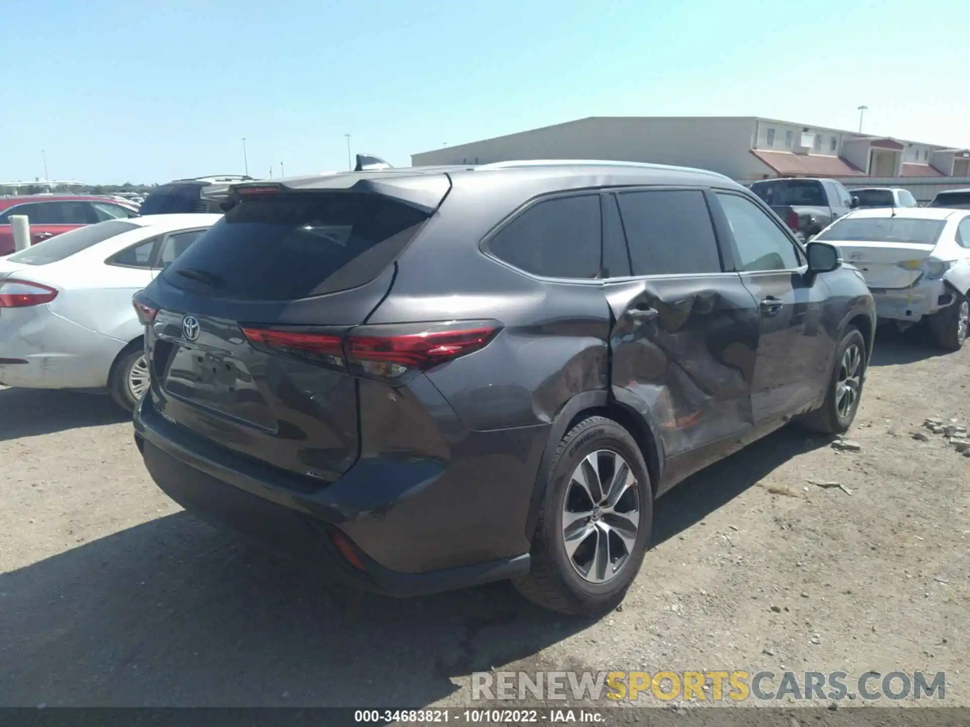 4 Photograph of a damaged car 5TDGZRAH8MS523802 TOYOTA HIGHLANDER 2021