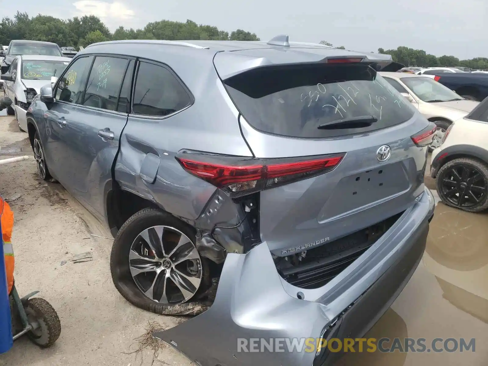 3 Photograph of a damaged car 5TDGZRAHXMS062196 TOYOTA HIGHLANDER 2021