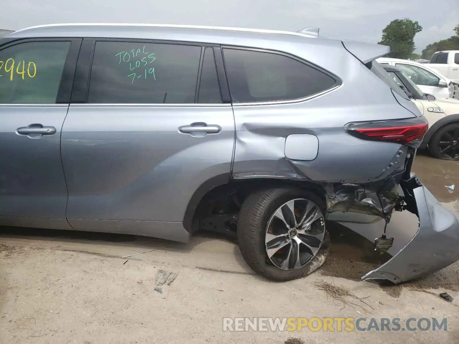 9 Photograph of a damaged car 5TDGZRAHXMS062196 TOYOTA HIGHLANDER 2021