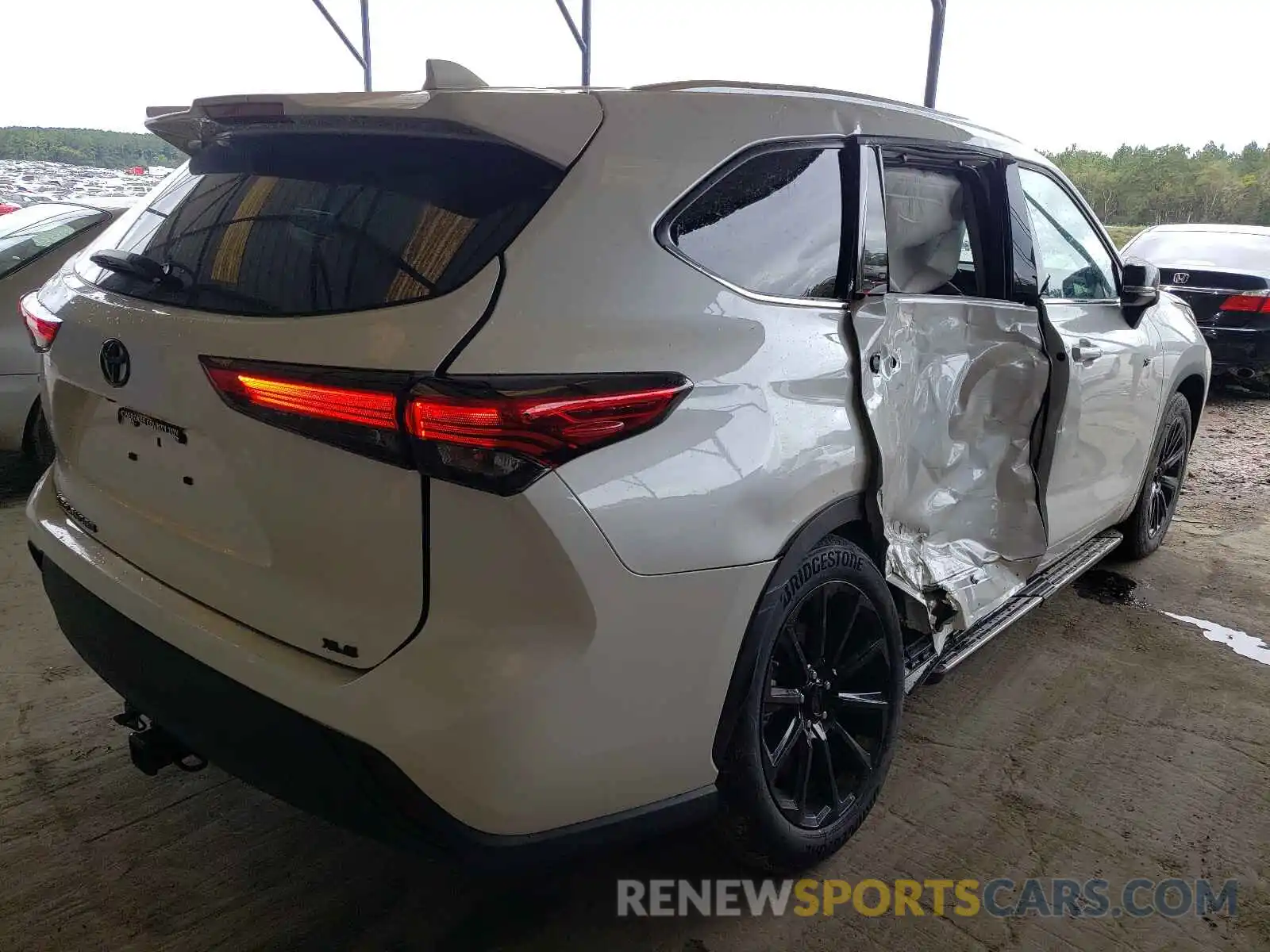 4 Photograph of a damaged car 5TDGZRAHXMS074610 TOYOTA HIGHLANDER 2021