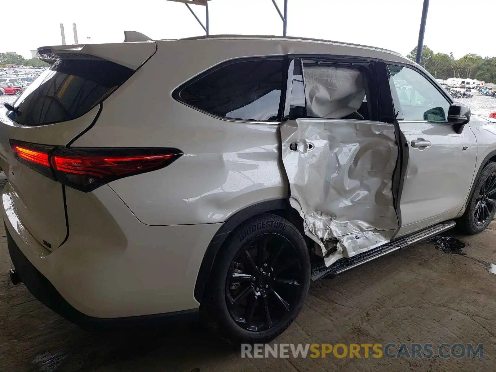 9 Photograph of a damaged car 5TDGZRAHXMS074610 TOYOTA HIGHLANDER 2021