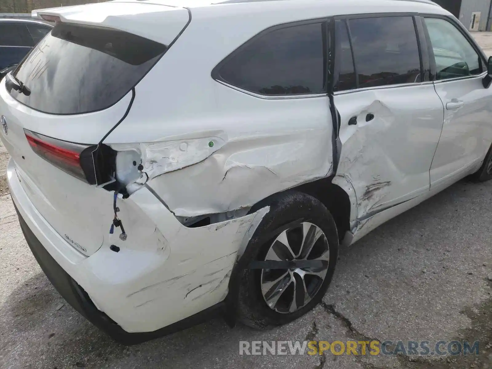 9 Photograph of a damaged car 5TDGZRBH1MS524708 TOYOTA HIGHLANDER 2021