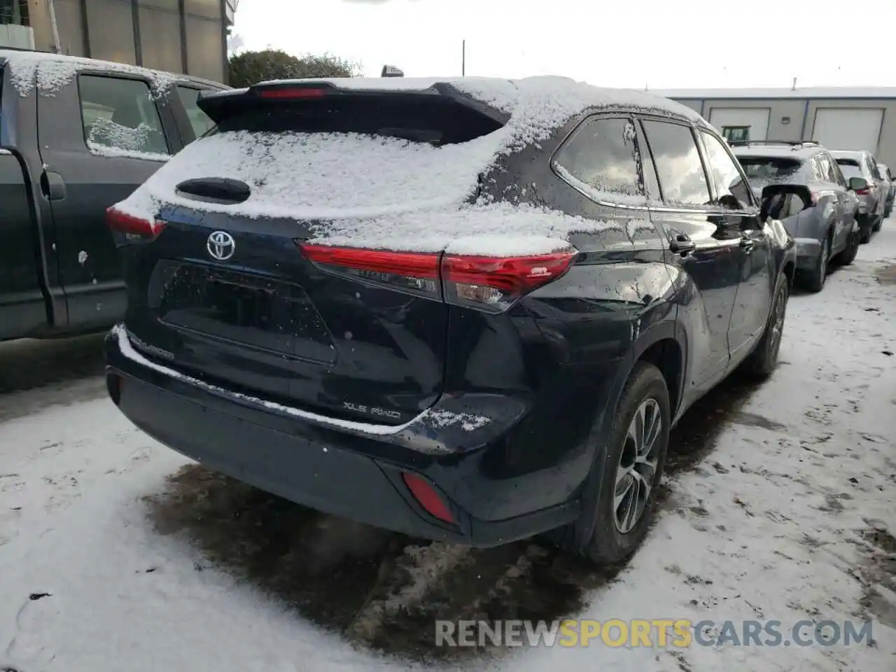 4 Photograph of a damaged car 5TDGZRBH3MS105582 TOYOTA HIGHLANDER 2021