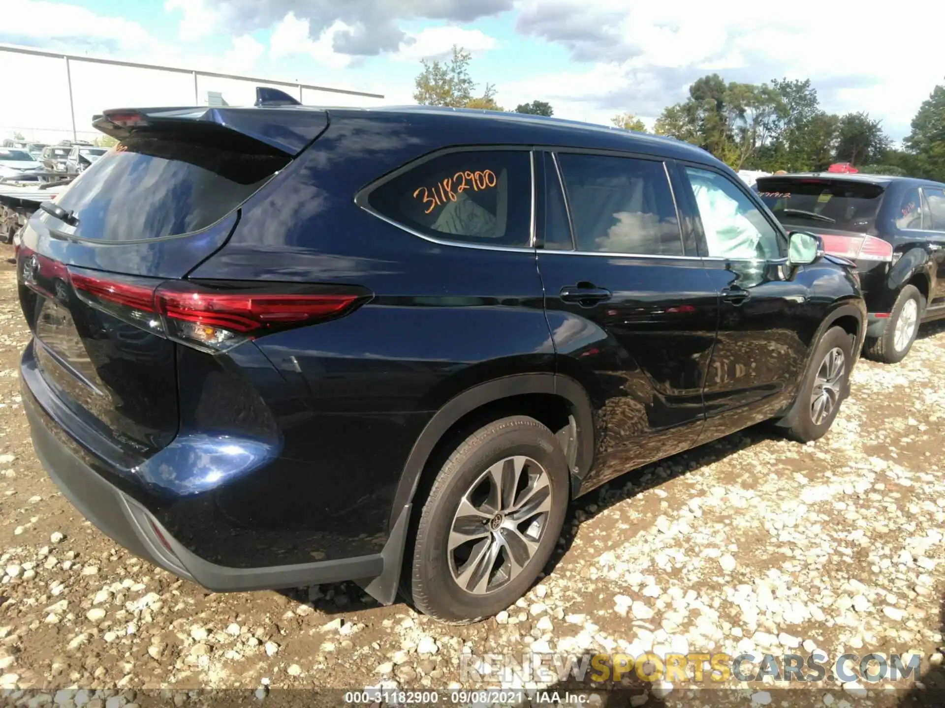 4 Photograph of a damaged car 5TDGZRBH3MS532633 TOYOTA HIGHLANDER 2021