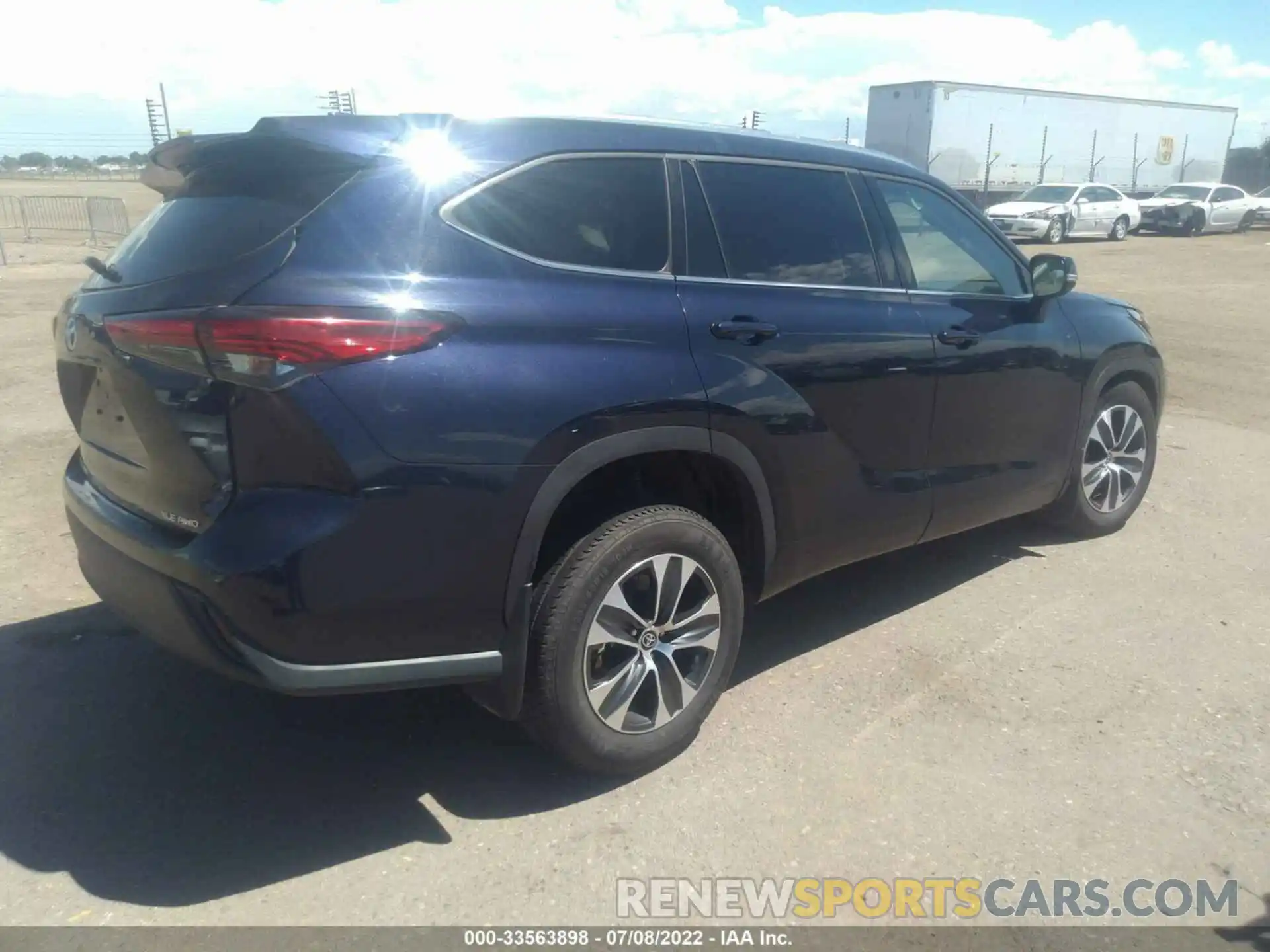 4 Photograph of a damaged car 5TDGZRBH6MS525255 TOYOTA HIGHLANDER 2021