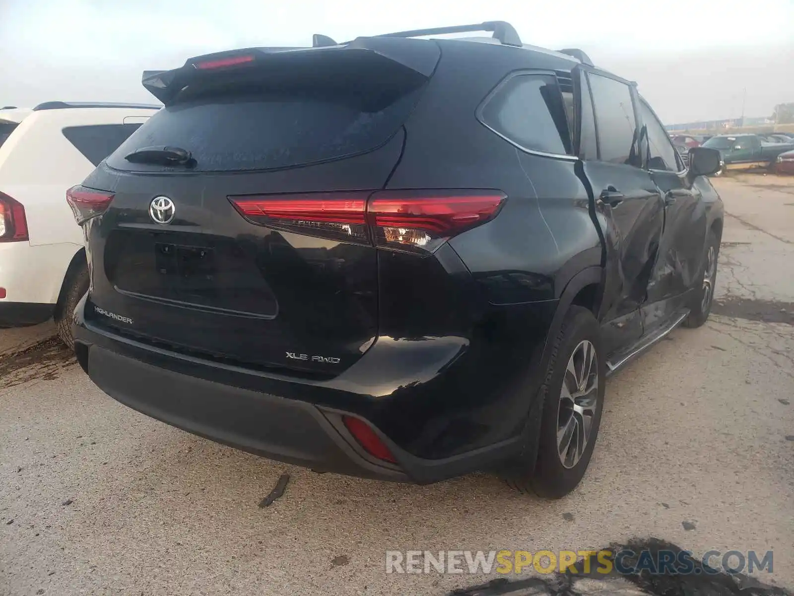 4 Photograph of a damaged car 5TDGZRBH9MS088299 TOYOTA HIGHLANDER 2021