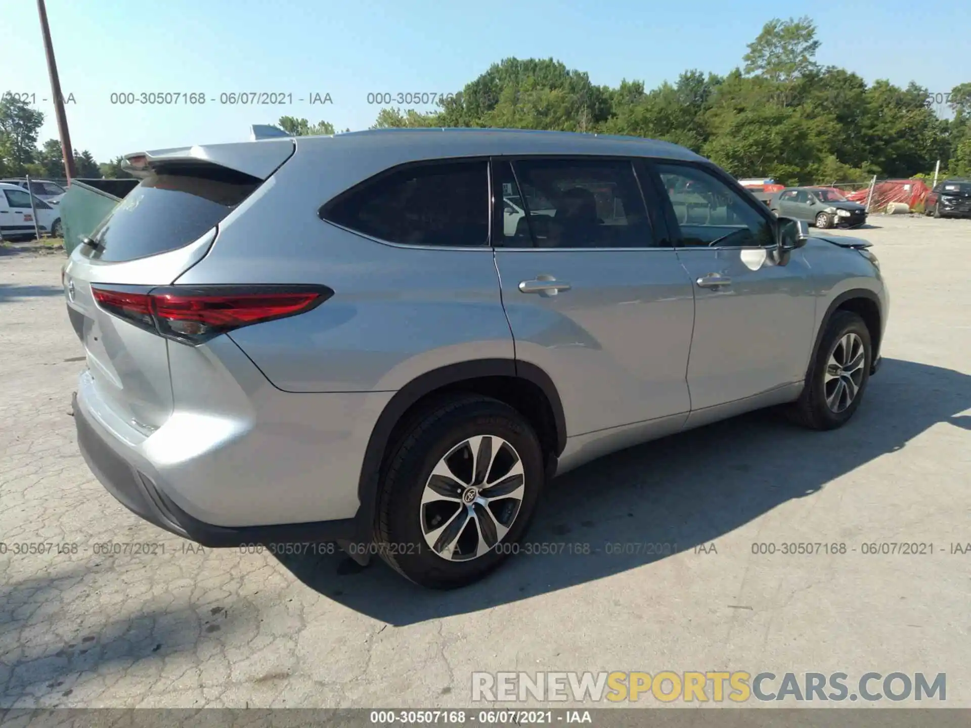 4 Photograph of a damaged car 5TDGZRBHXMS072452 TOYOTA HIGHLANDER 2021