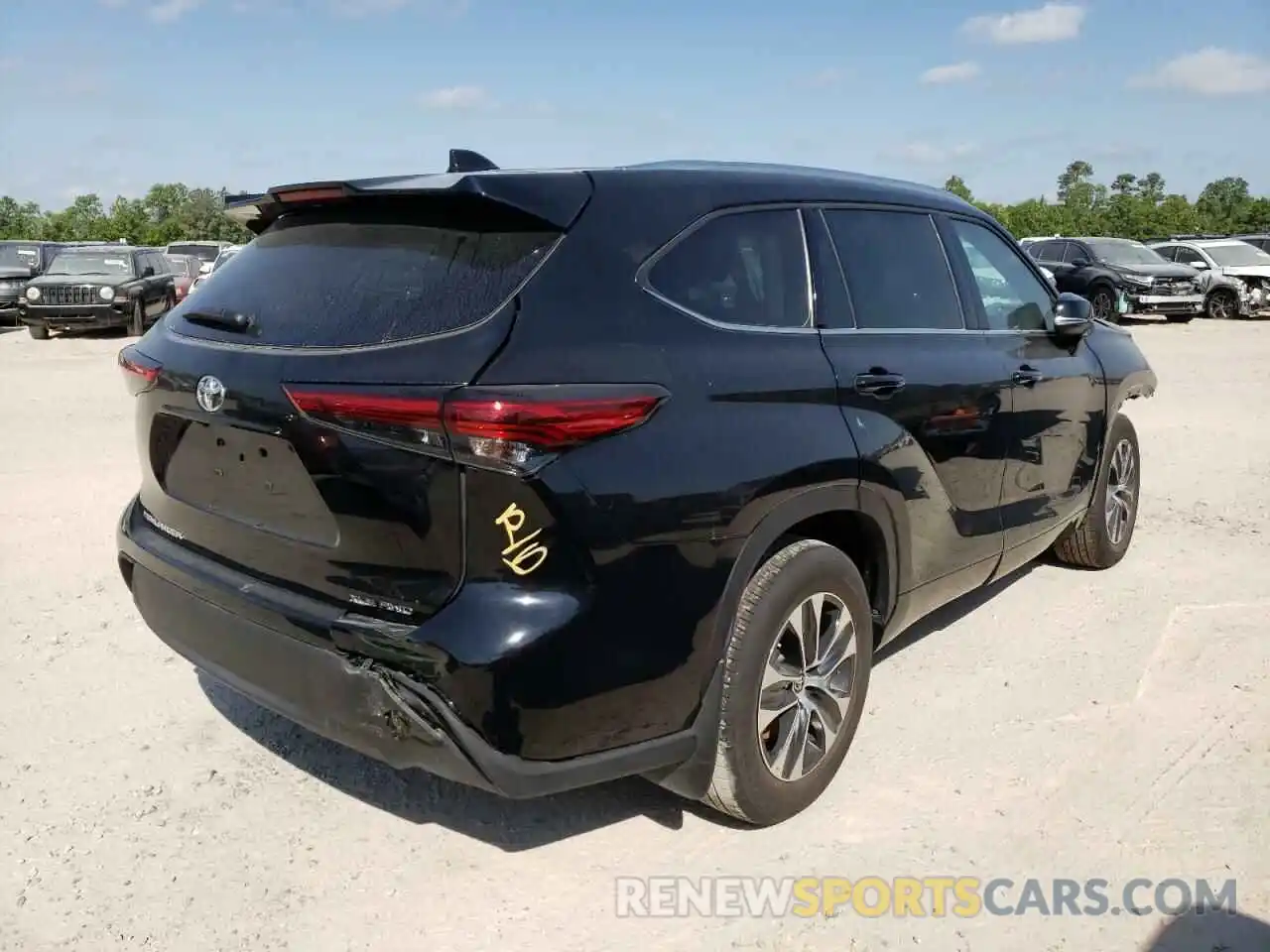 4 Photograph of a damaged car 5TDGZRBHXMS121665 TOYOTA HIGHLANDER 2021