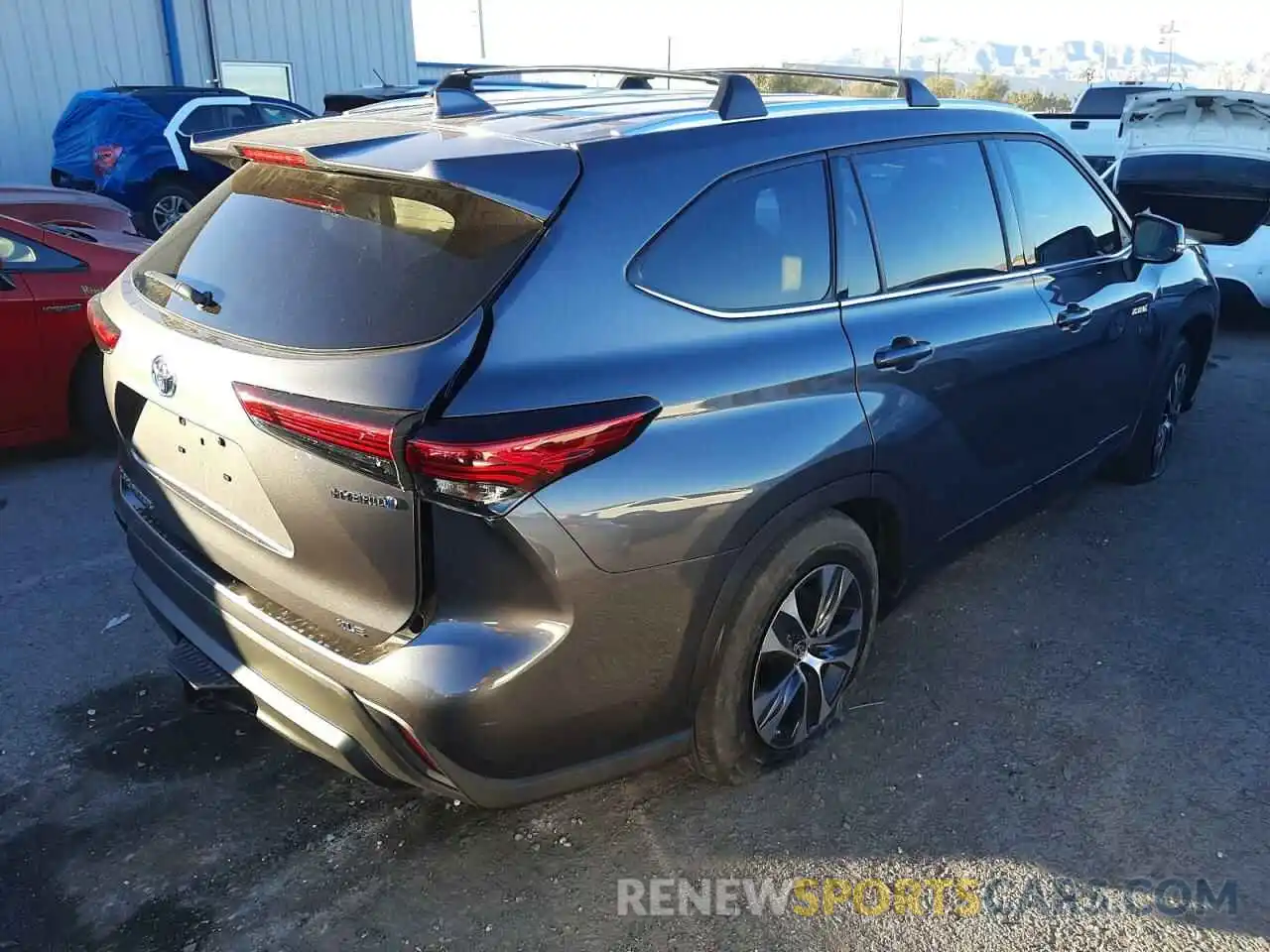 4 Photograph of a damaged car 5TDHARAH9MS507345 TOYOTA HIGHLANDER 2021