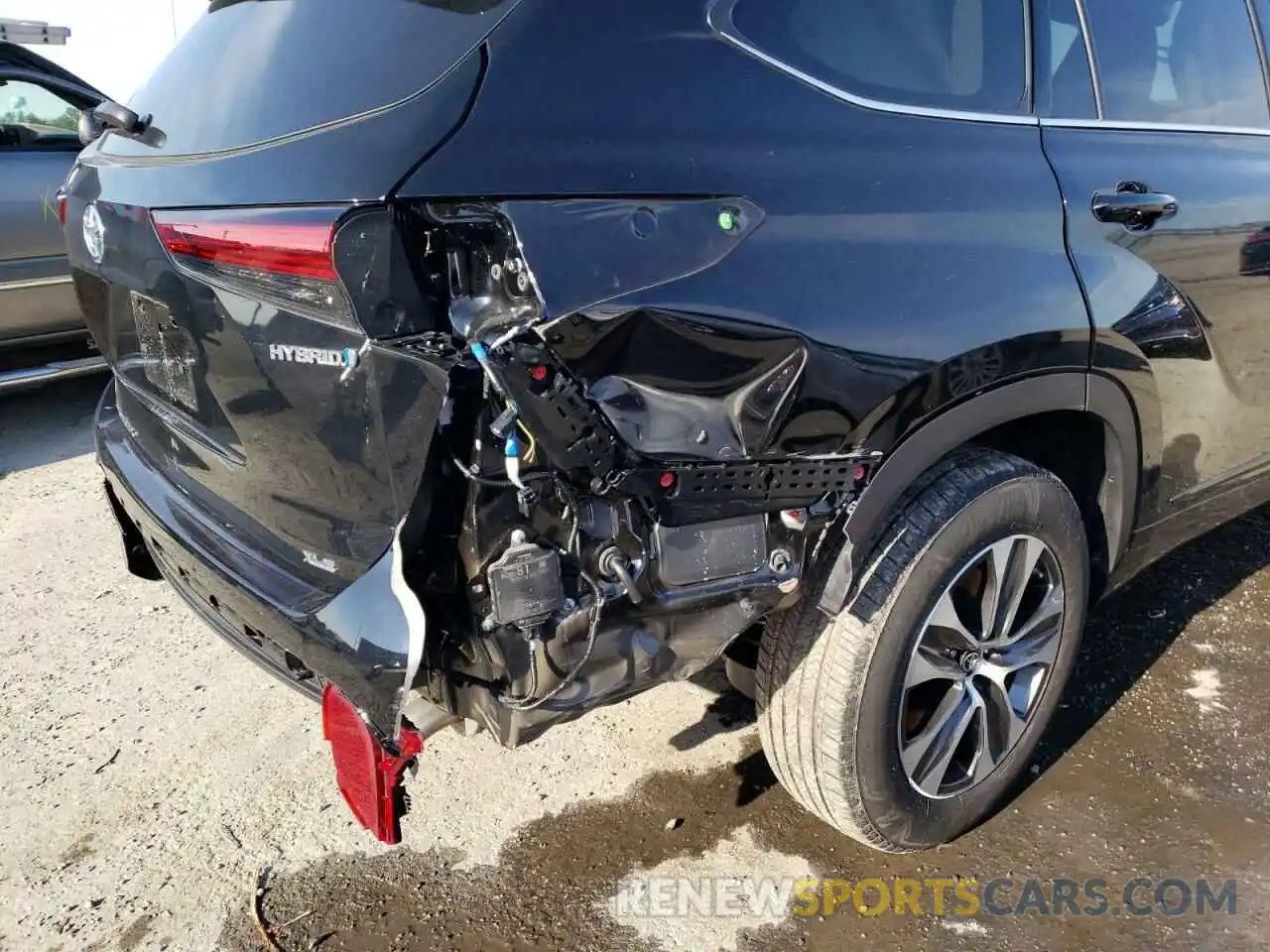 9 Photograph of a damaged car 5TDHBRCH3MS535328 TOYOTA HIGHLANDER 2021